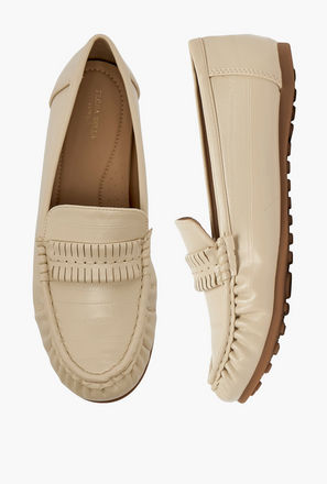 حذاء سهل الارتداء بتفاصيل شراشيب للنساء من فلورا بيلا-women-shoes-loafersandmoccasins-image-1
