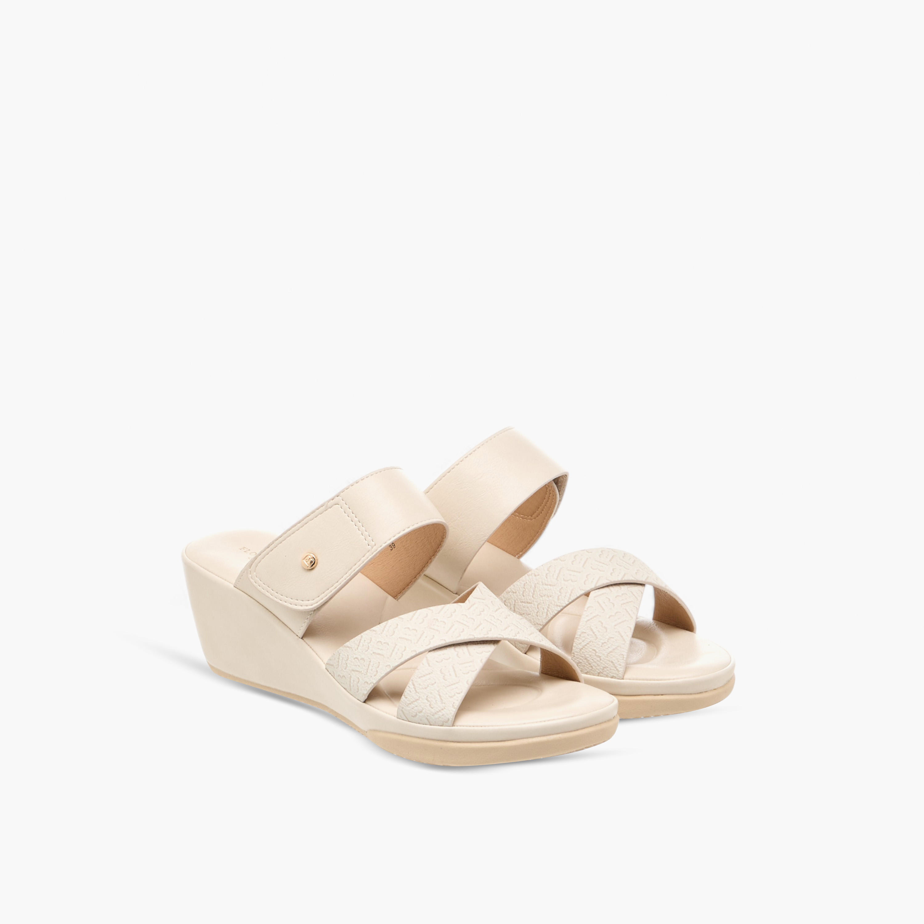 صندل سهل الارتداء بطبعات مونوجرام وكعب ويدج من فلورا بيلا-women-shoes-sandals-heeled-image-1