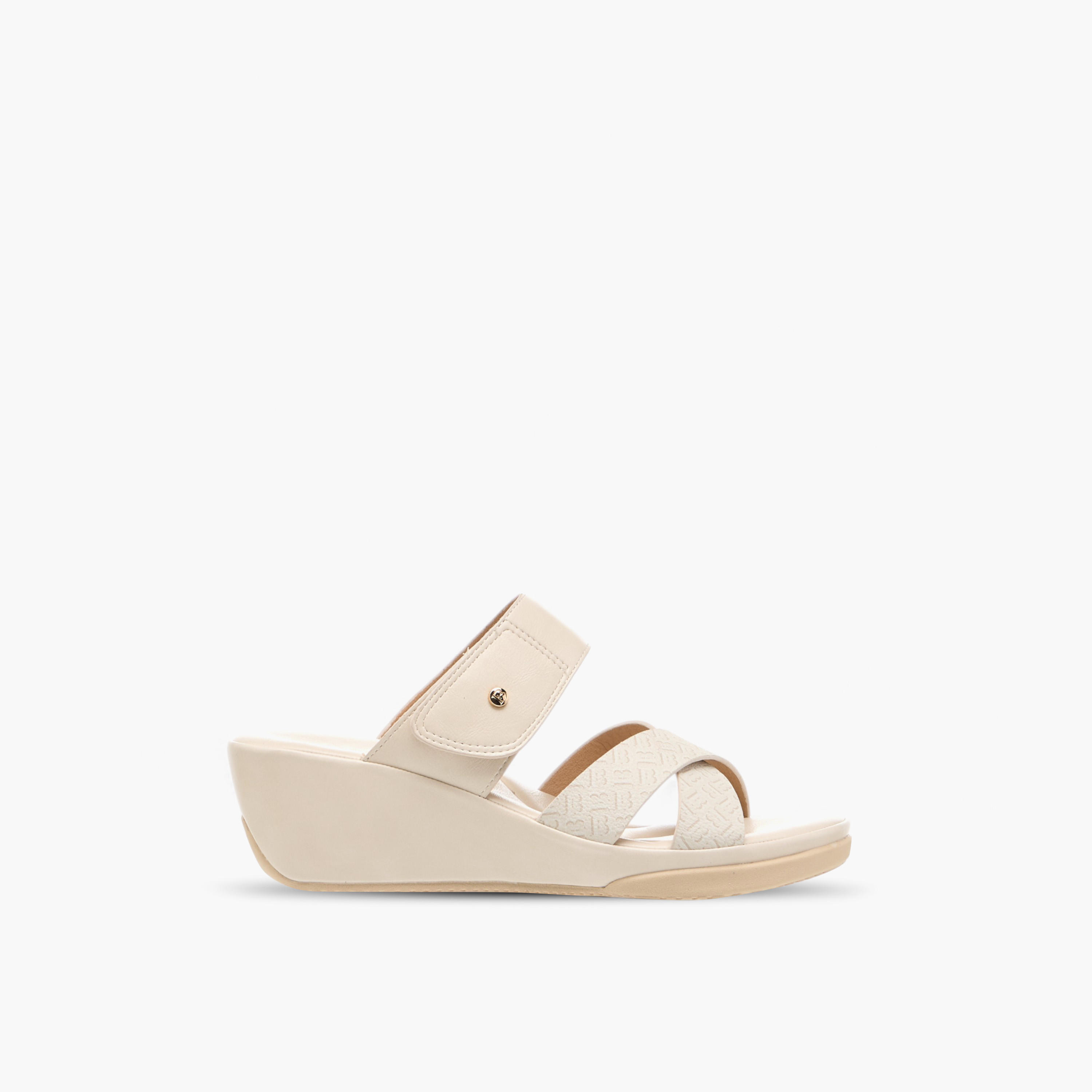 صندل سهل الارتداء بطبعات مونوجرام وكعب ويدج من فلورا بيلا-women-shoes-sandals-heeled-image-3