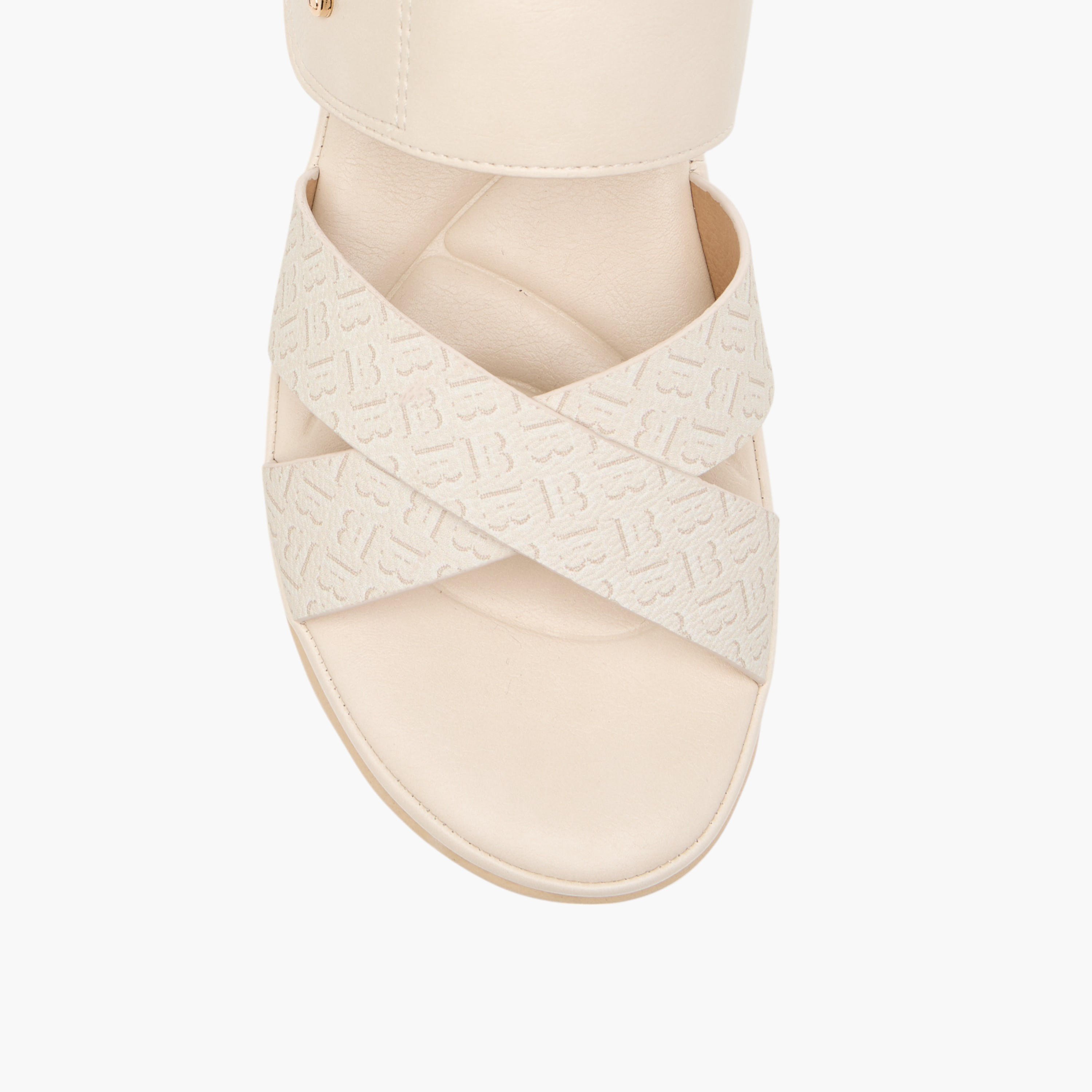 صندل سهل الارتداء بطبعات مونوجرام وكعب ويدج من فلورا بيلا-women-shoes-sandals-heeled-image-4
