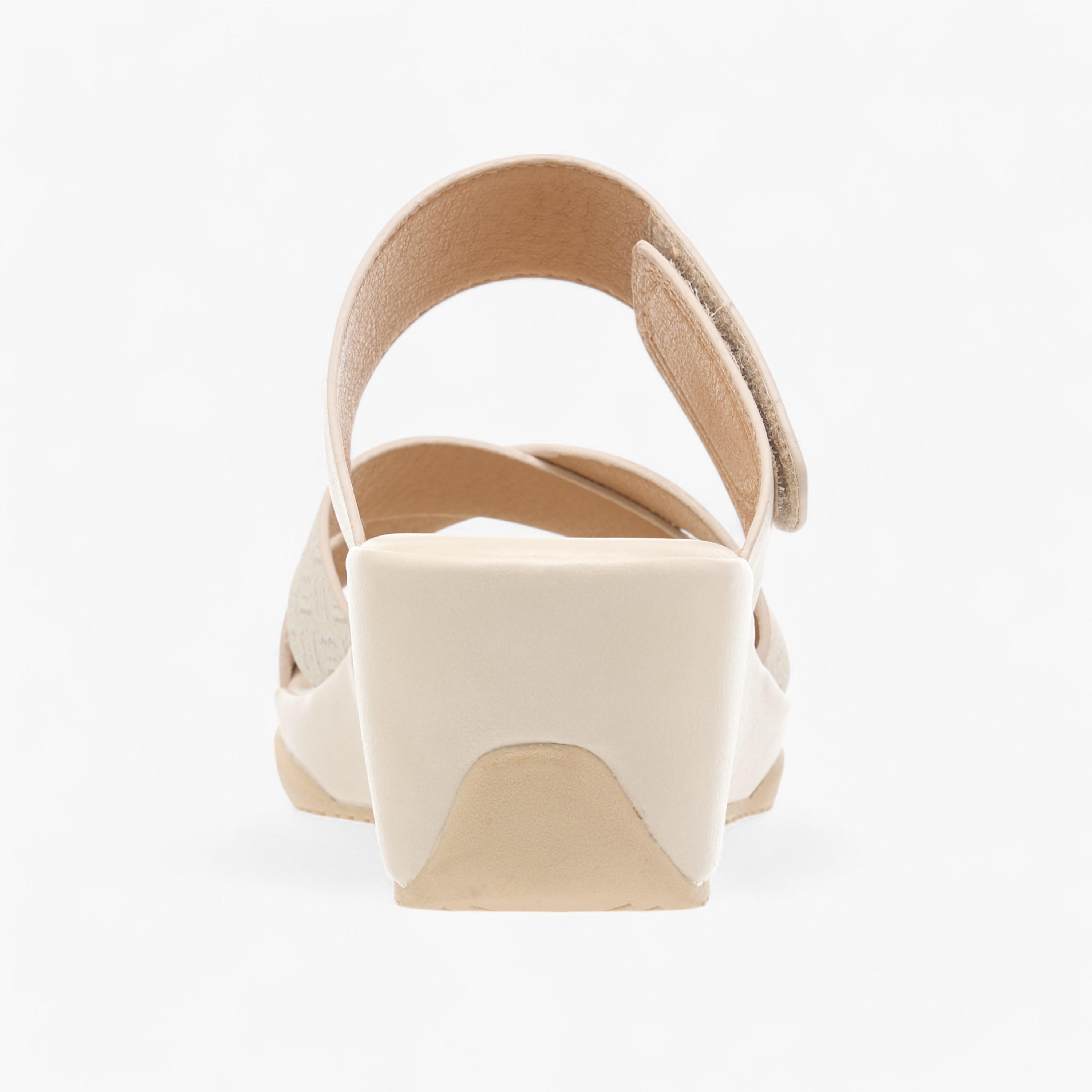 صندل سهل الارتداء بطبعات مونوجرام وكعب ويدج من فلورا بيلا-women-shoes-sandals-heeled-image-5
