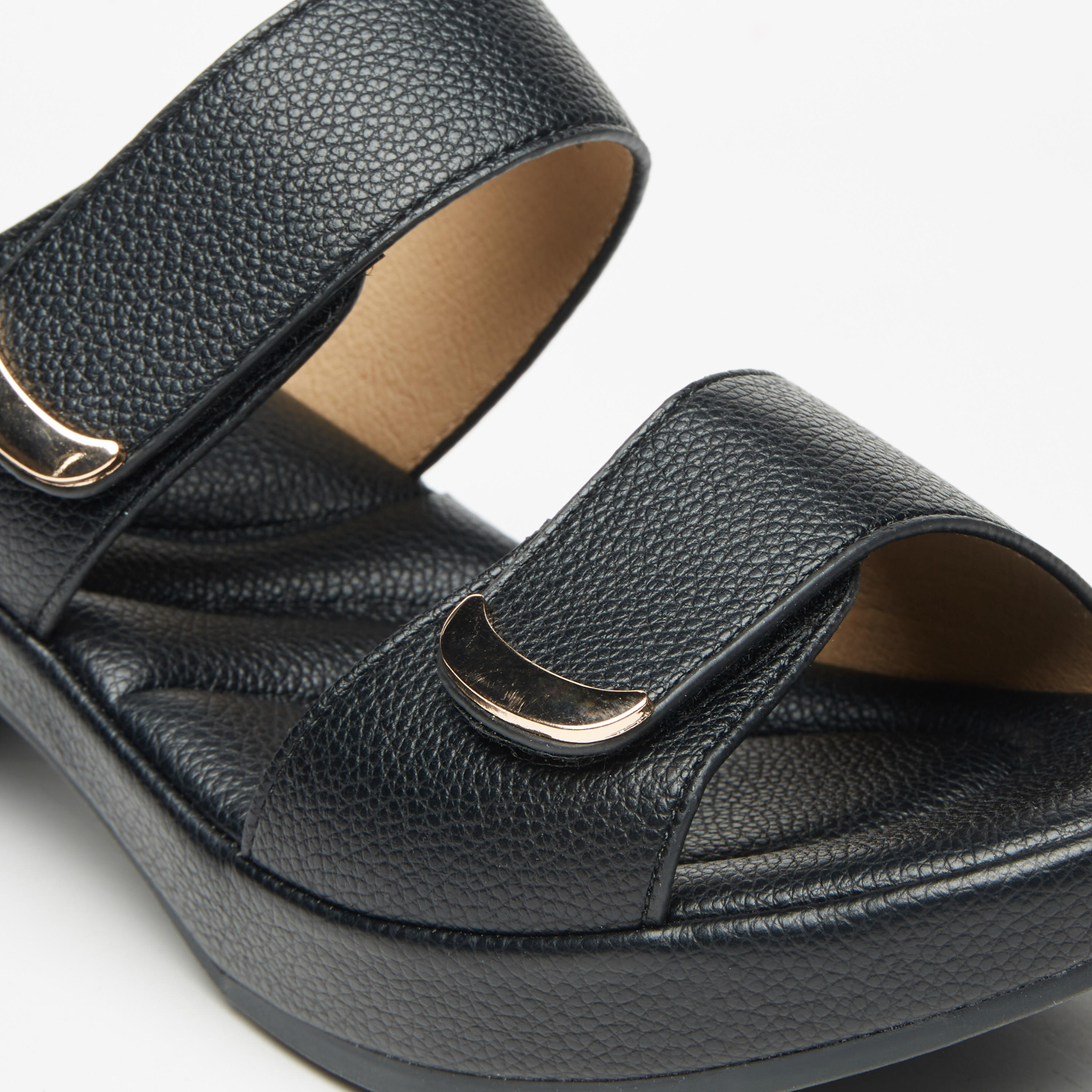 صندل بارز الملمس سهل الارتداء بكعب سميك من فلورا بيلا-women-shoes-sandals-heeled-image-5