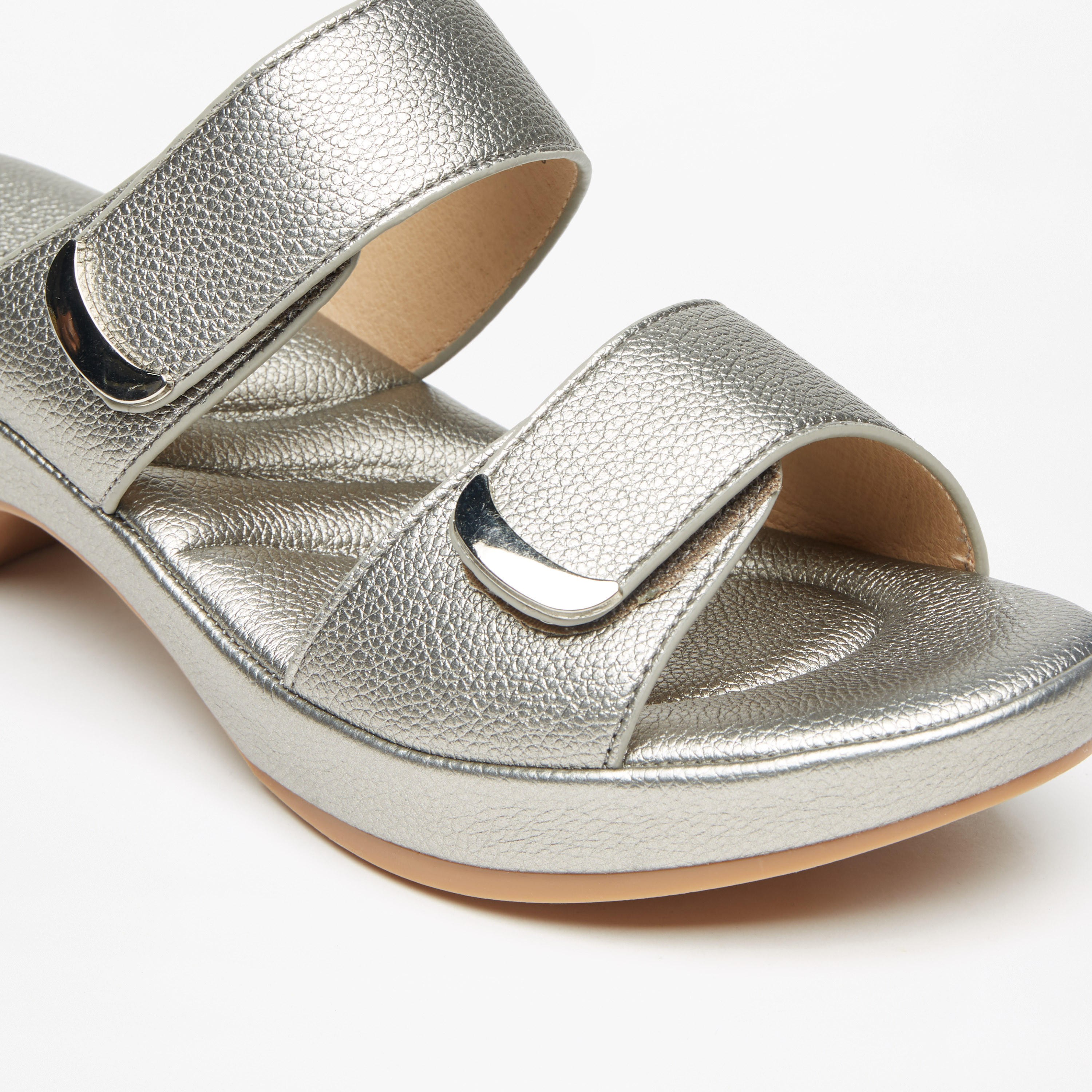صندل بارز الملمس سهل الارتداء بكعب سميك من فلورا بيلا-women-shoes-sandals-heeled-image-10