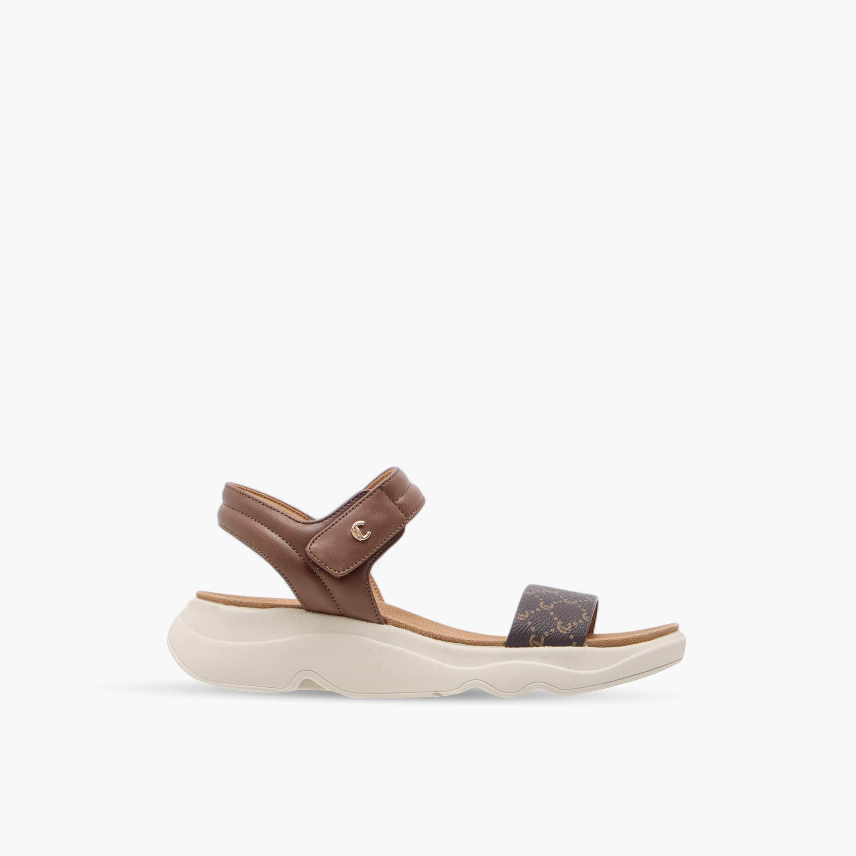 صندل مريح بشريط إغلاق لاصق وطبعات مونوجرام من لو كونفورت-women-shoes-flats-sandals-image-2