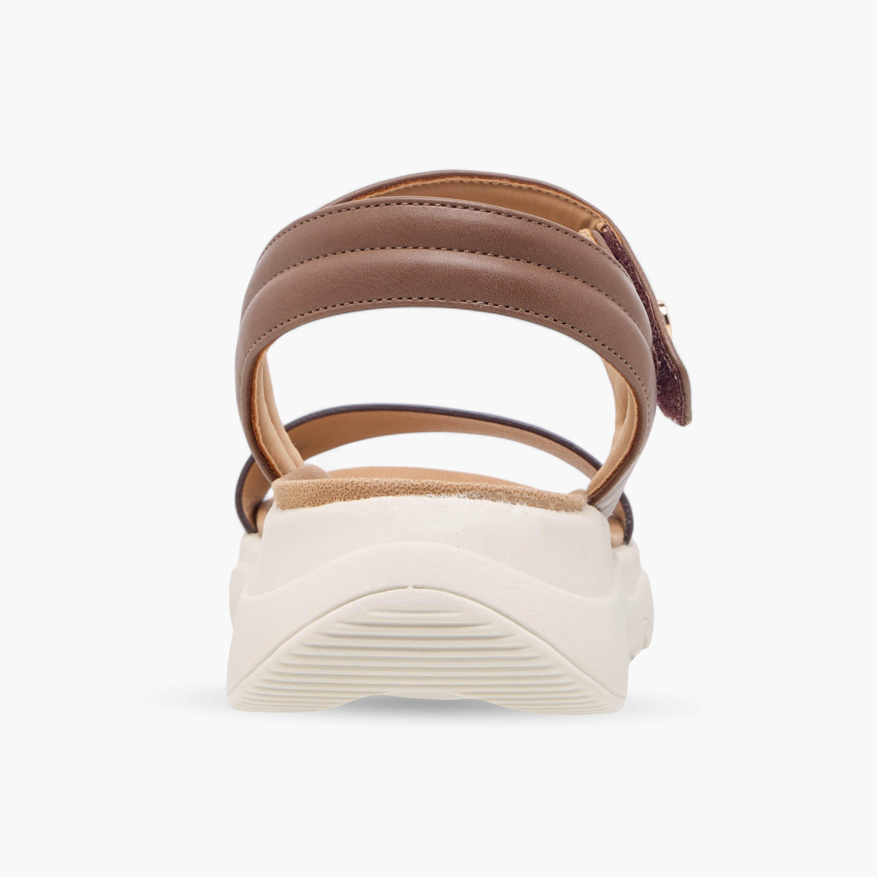 صندل مريح بشريط إغلاق لاصق وطبعات مونوجرام من لو كونفورت-women-shoes-flats-sandals-image-4