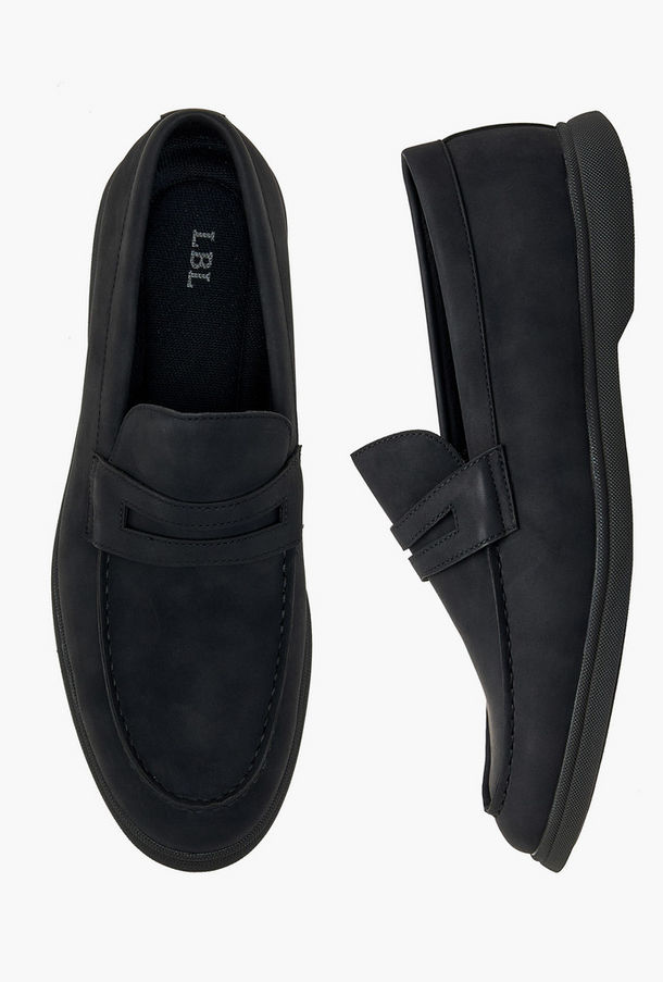 حذاء خفيف سهل الارتداء بتفاصيل مفرّغة من إل بي إل من شوإكسبريس-men-shoes-image-1