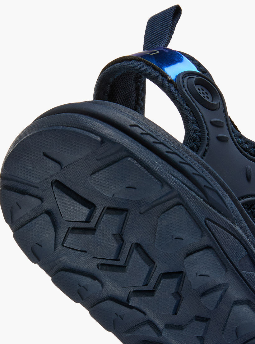صندل بارز الملمس بإبزيم إغلاق دوّار للأولاد من كابا-boys-shoes-sandals-image-5