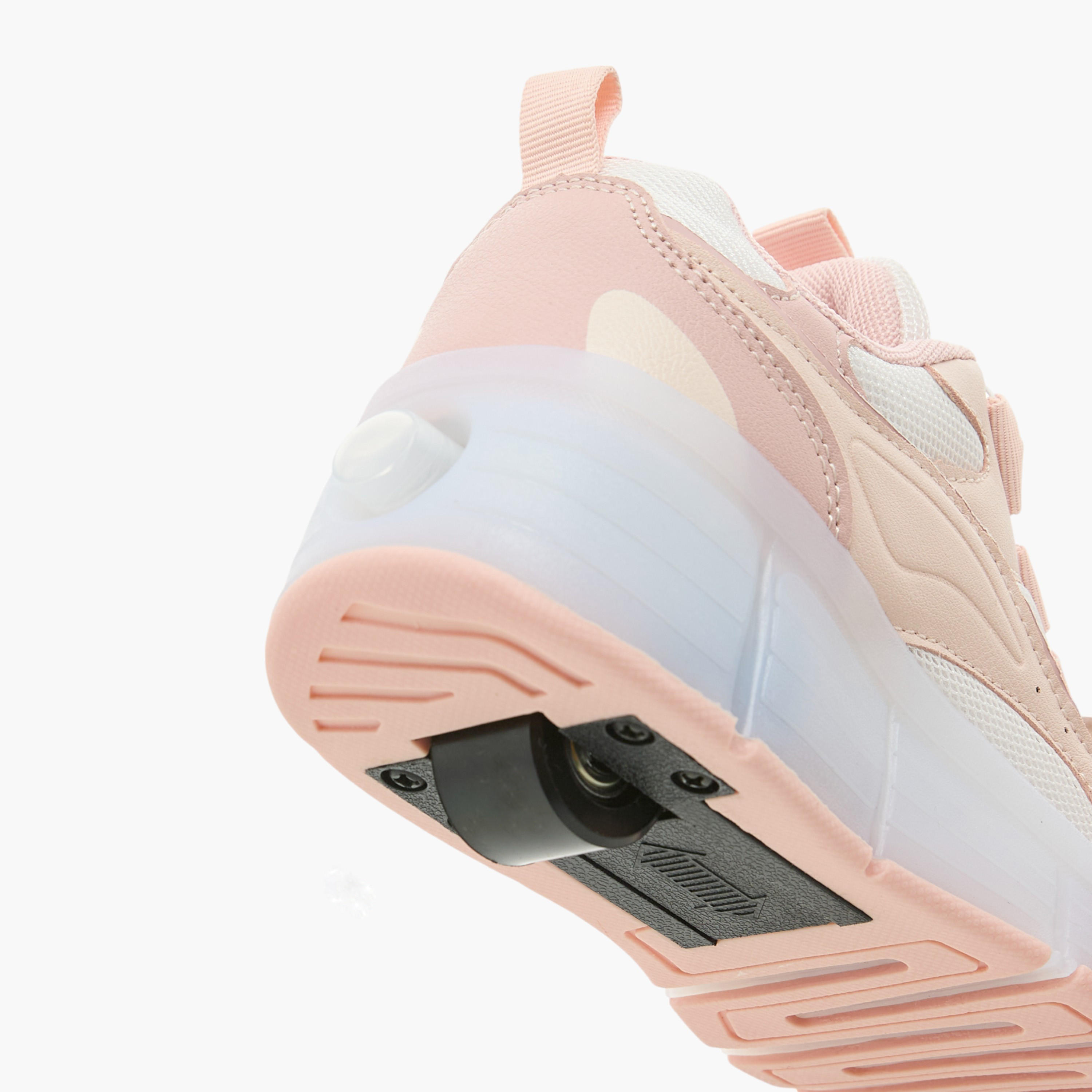 حذاء سنيكرز بإضاءة وإبزيم إغلاق دوّار من ليتل ميسي-girls-shoes-sneakers-image-7