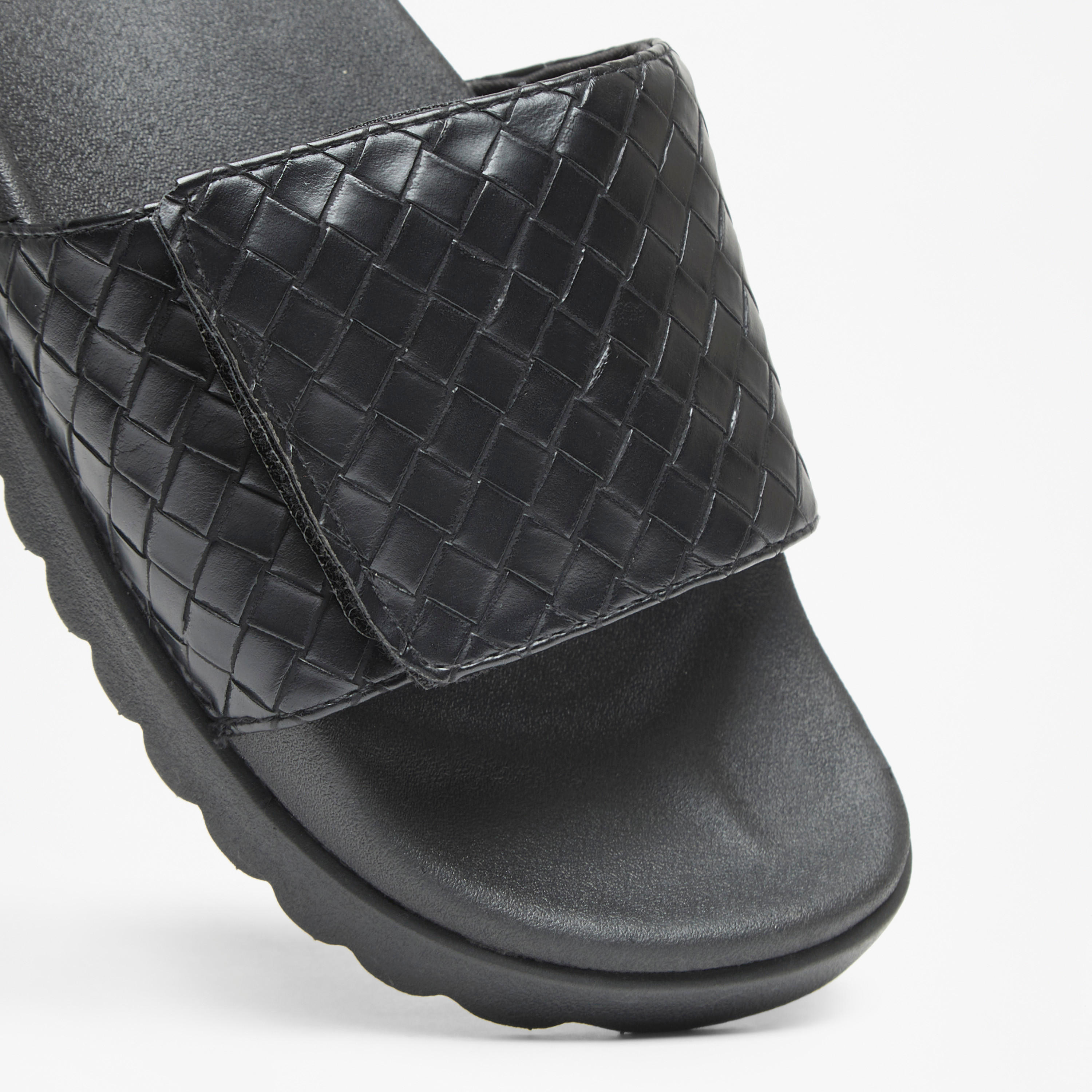 شبشب سهل الارتداء بارز الملمس ويف من أكوا-women-shoes-flipflopsandslides-image-9
