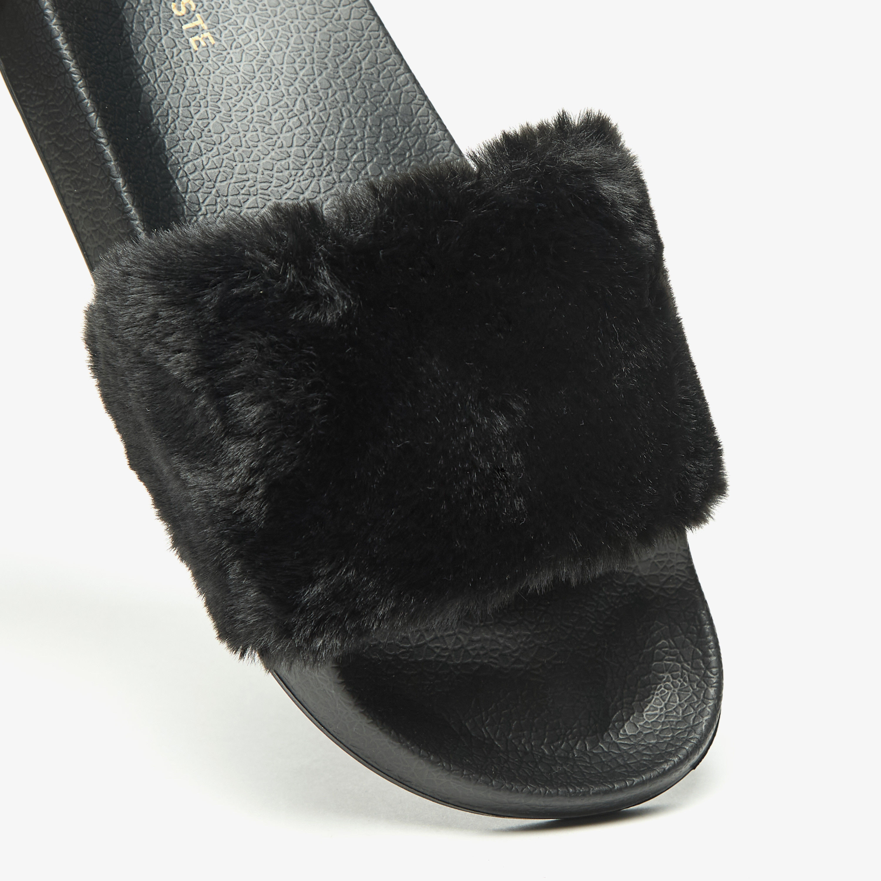 شبشب سهل الارتداء بارز الملمس من الفرو الصناعي للنساء من سيليست-women-shoes-flipflopsandslides-image-10
