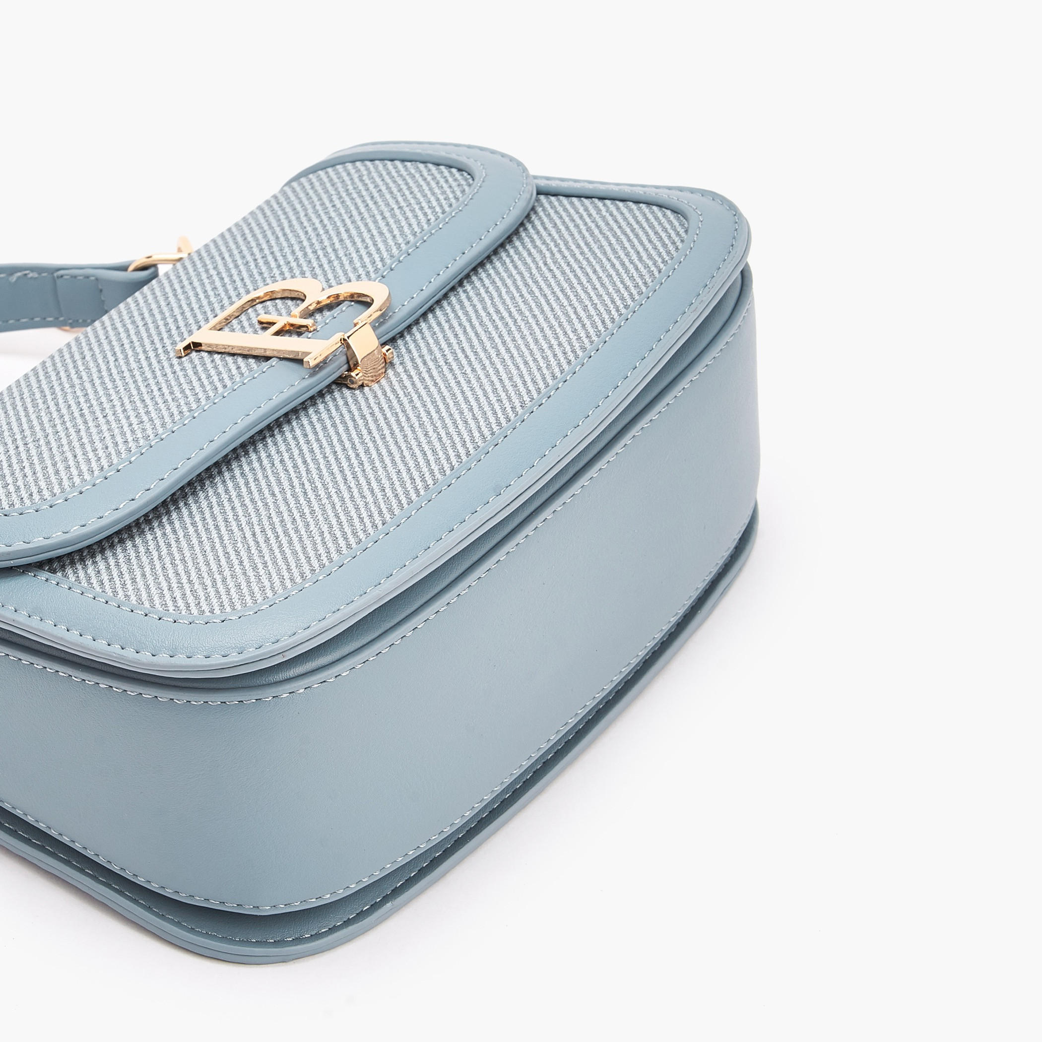 شنطة كروس بودي بتفاصيل شعار مع حزام سلسلة من فلورا بيلا-women-bagsandwallets-handbags-image-7