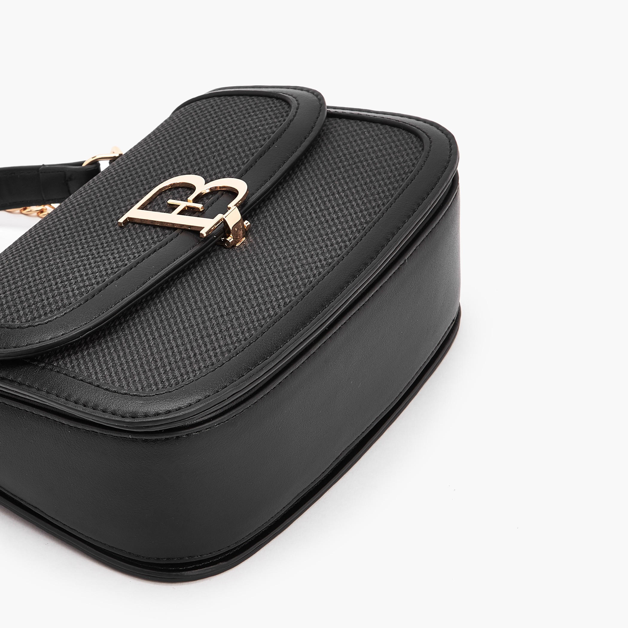 شنطة كروس بودي بتفاصيل شعار مع حزام سلسلة من فلورا بيلا-women-bagsandwallets-handbags-image-7