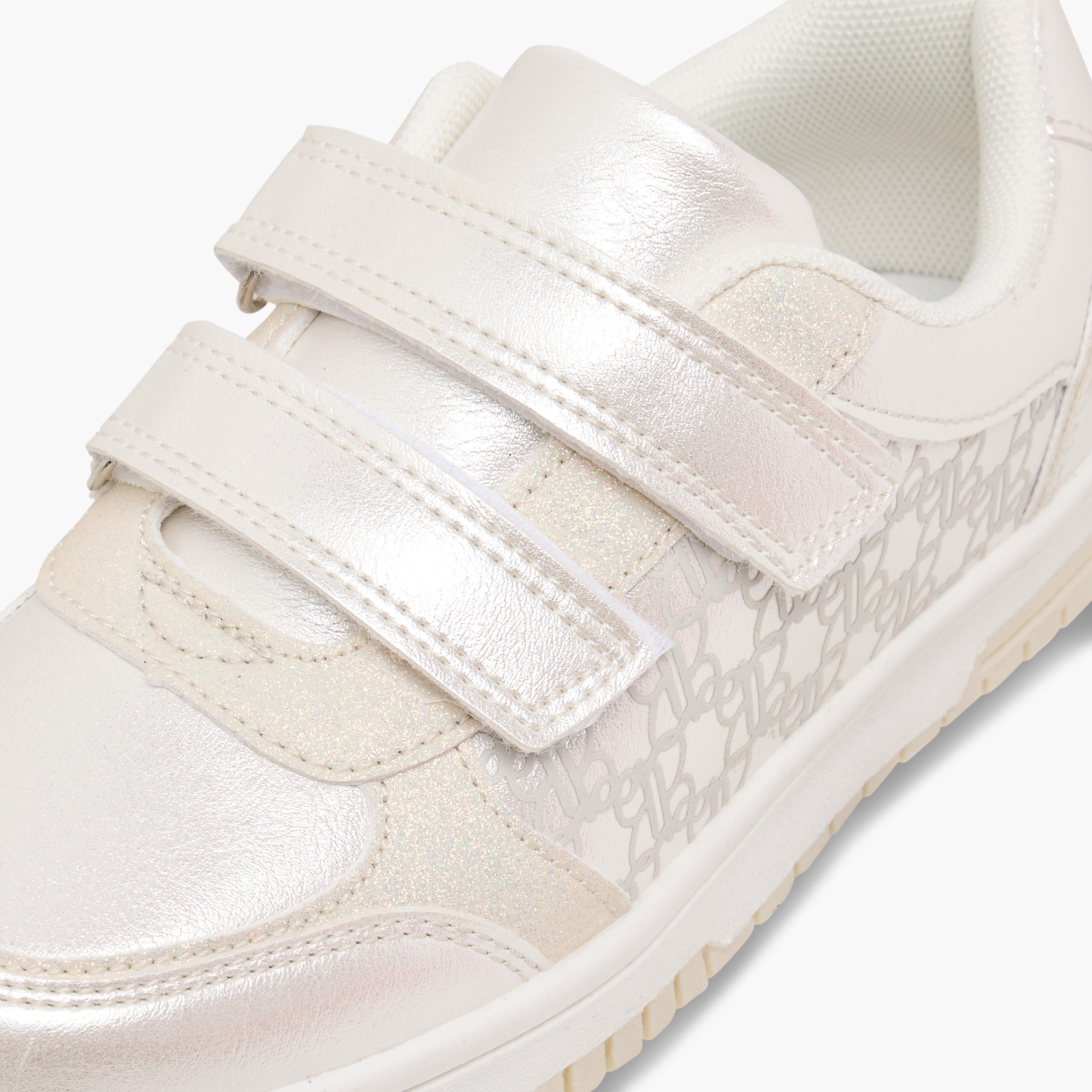 حذاء سنيكرز بشريط إغلاق لاصق وطبعات من باربي-girls-shoes-sneakers-image-4