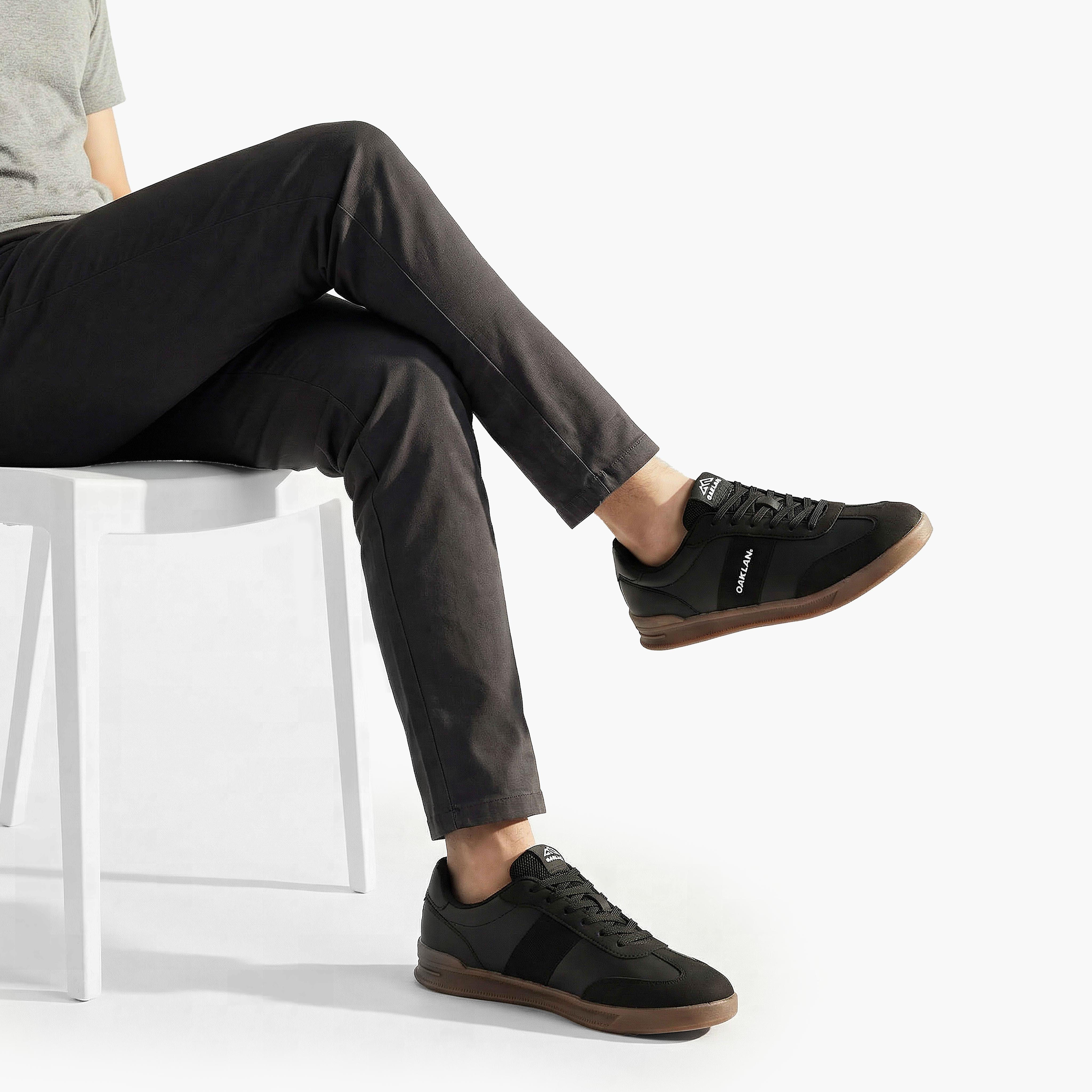حذاء سنيكرز برباط إغلاق للرجال من أوكلان من شو إكسبربس-men-shoes-sneakers-image-2