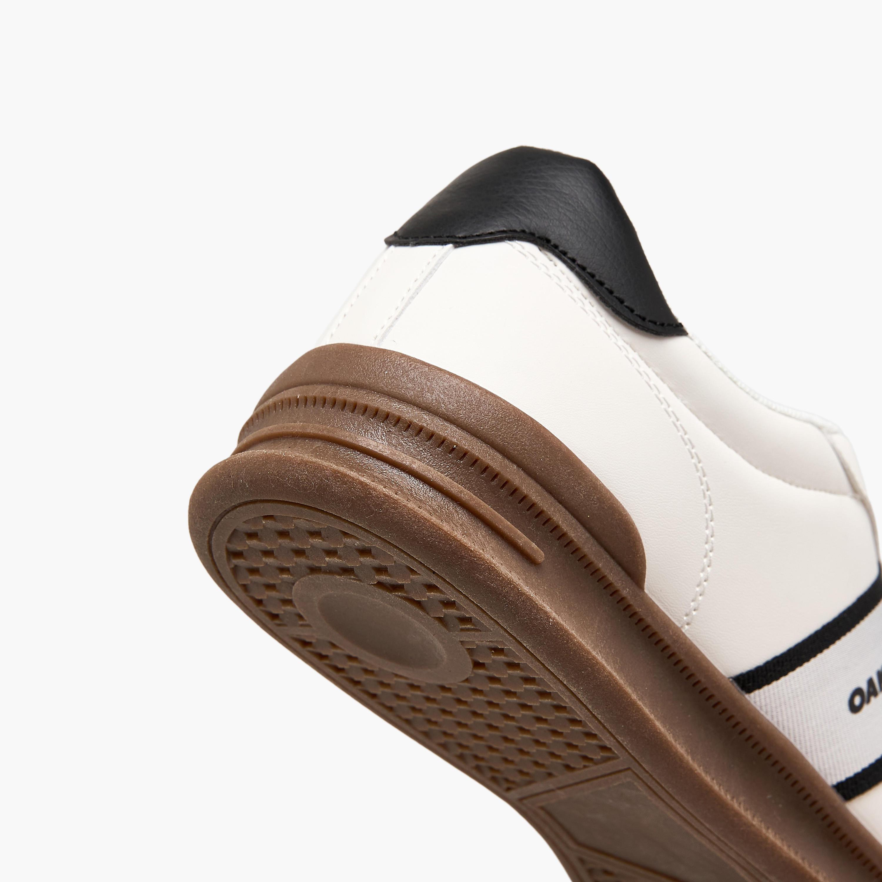 حذاء سنيكرز برباط إغلاق للرجال من أوكلان من شو إكسبربس-men-shoes-sneakers-image-5