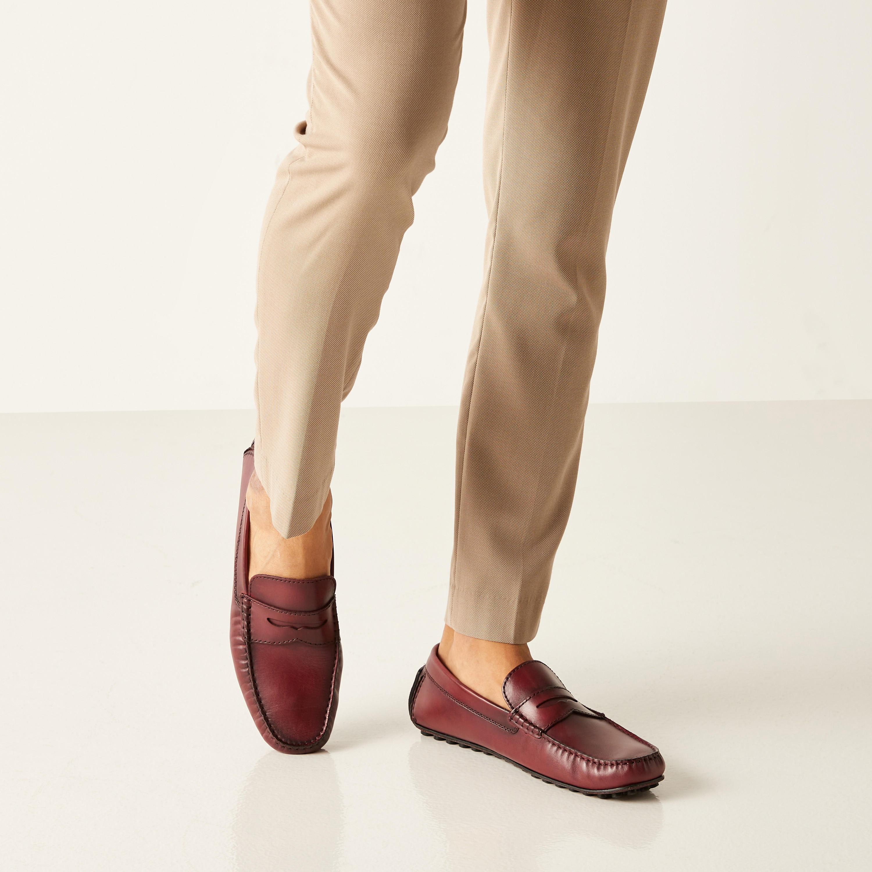 حذاء موكاسين بتفاصيل مفرّغة معدنية للرجال من دوتشيني-men-shoes-loafersandmoccasins-image-1