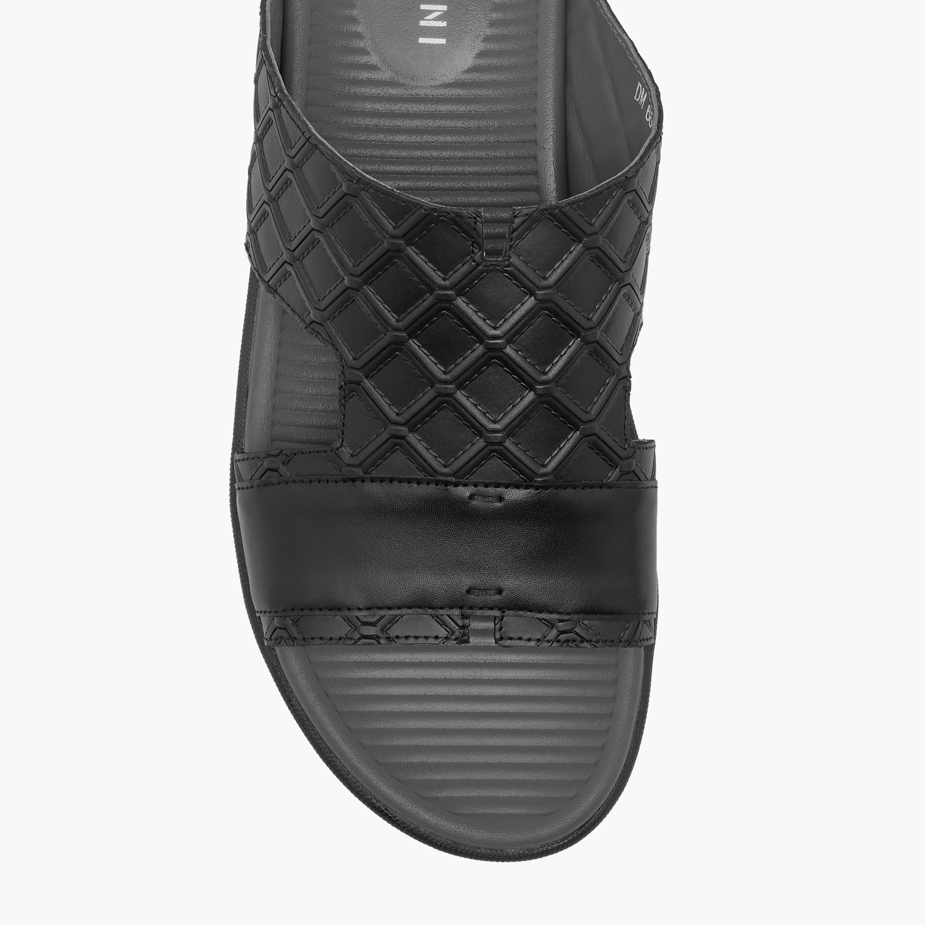 صندل عربي سهل الارتداء بتفاصيل مفرغة للرجال من دوتشيني-men-shoes-sandals-image-3