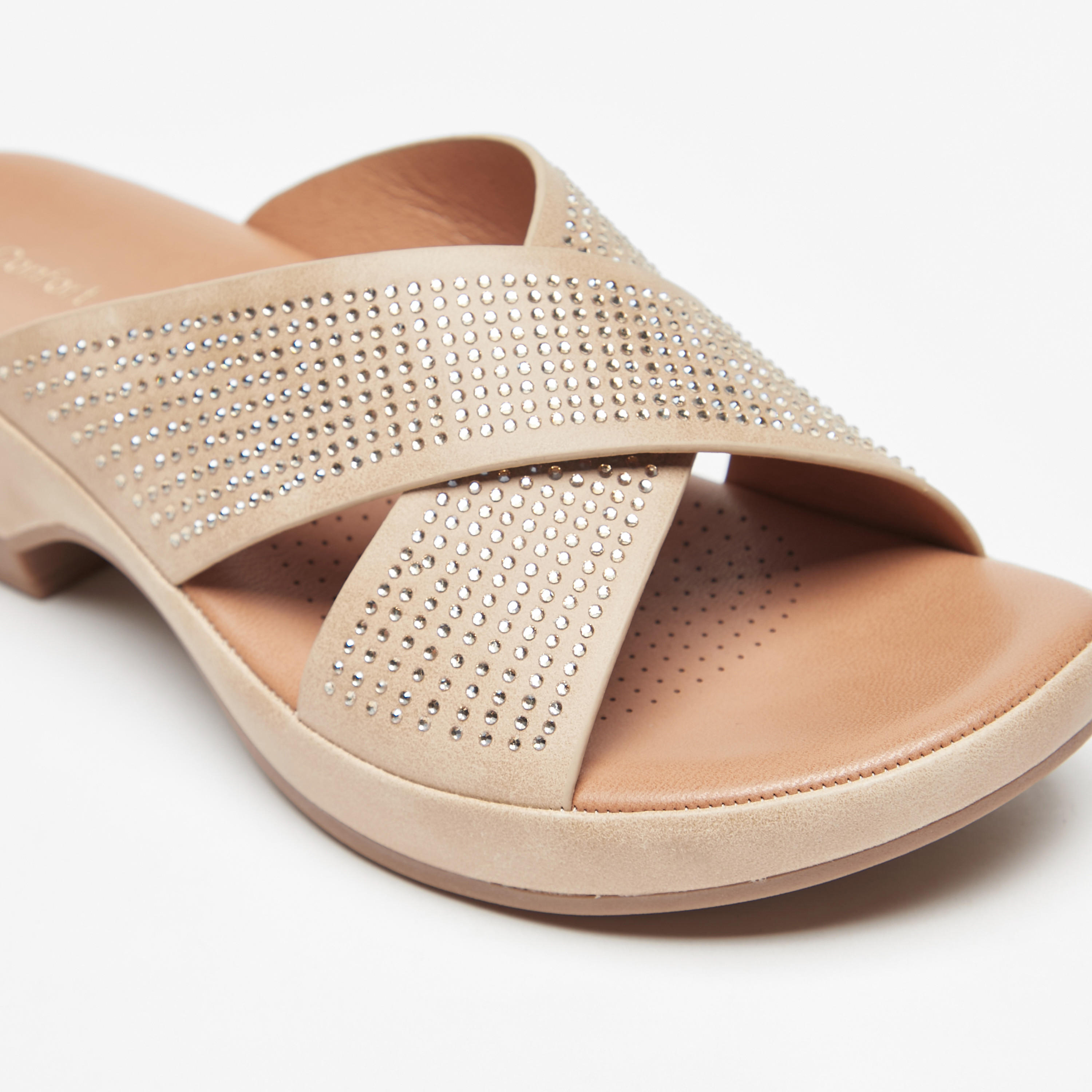 صندل مريح مزيّن بحزام متقاطع وكعب سميك من لو كونفورت-women-shoes-sandals-heeled-image-11
