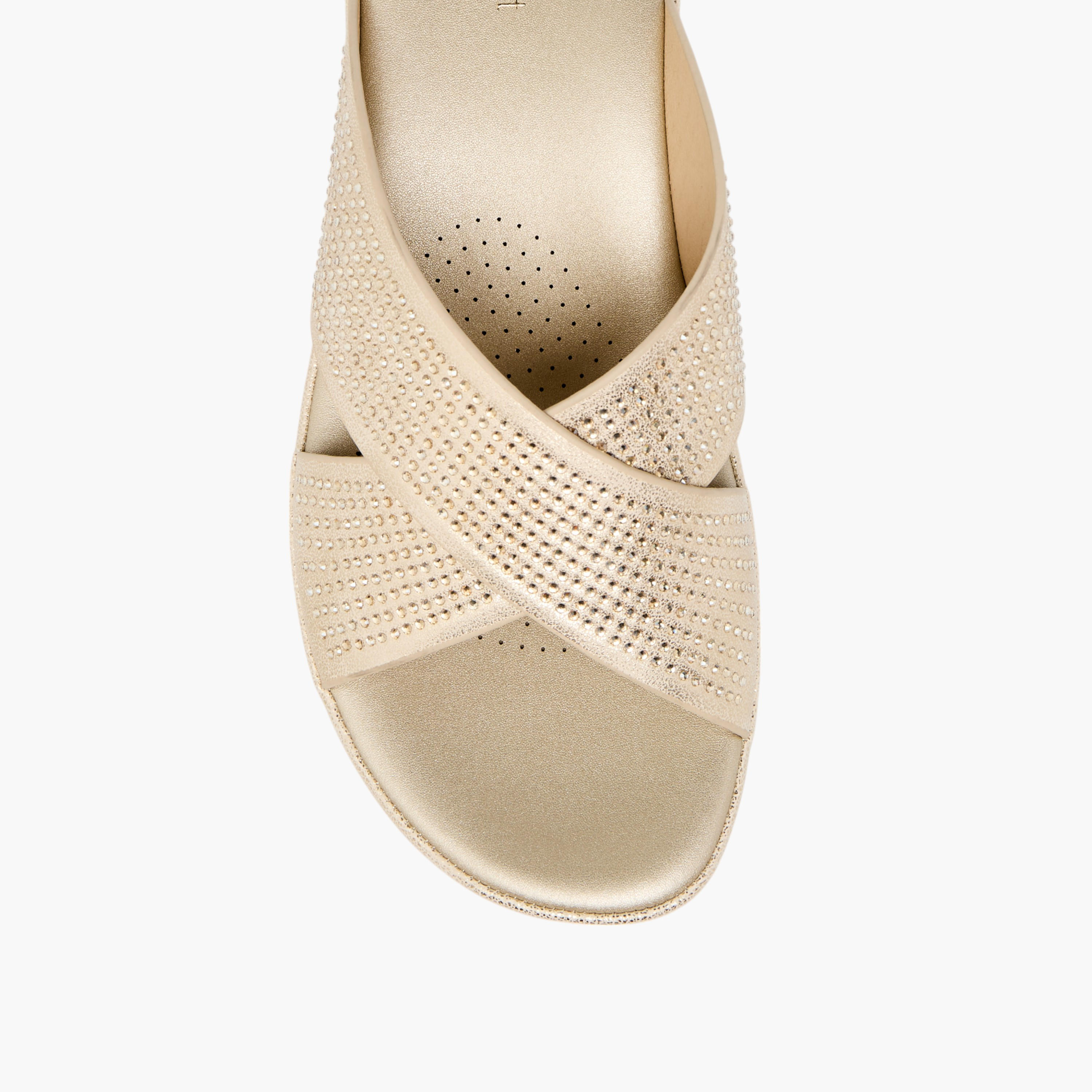 صندل مريح مزيّن بحزام متقاطع وكعب سميك من لو كونفورت-women-shoes-sandals-heeled-image-4