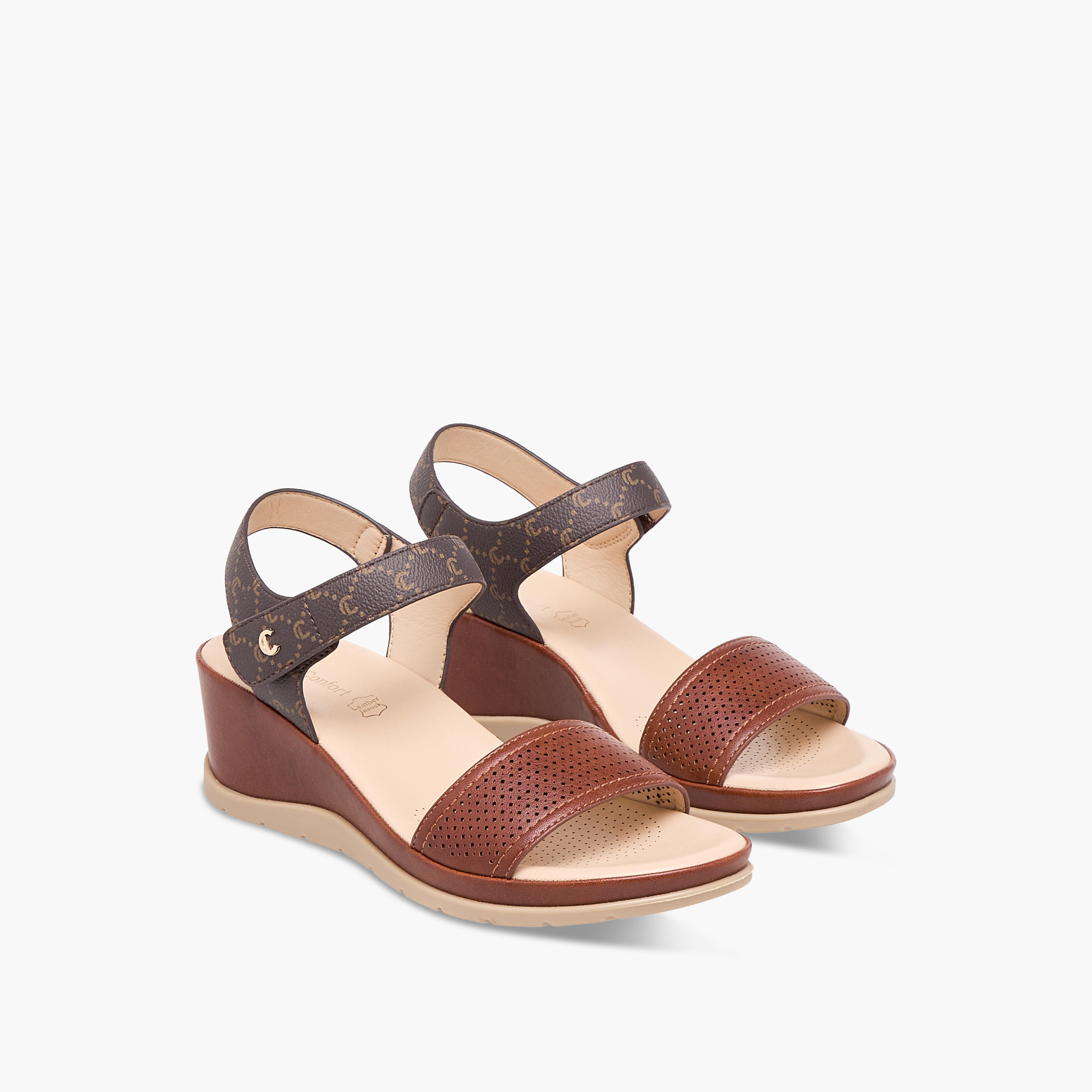 صندل بارز الملمس بكعب ويدج وشريط إغلاق من لو كونفورت-women-shoes-sandals-heeled-image-1