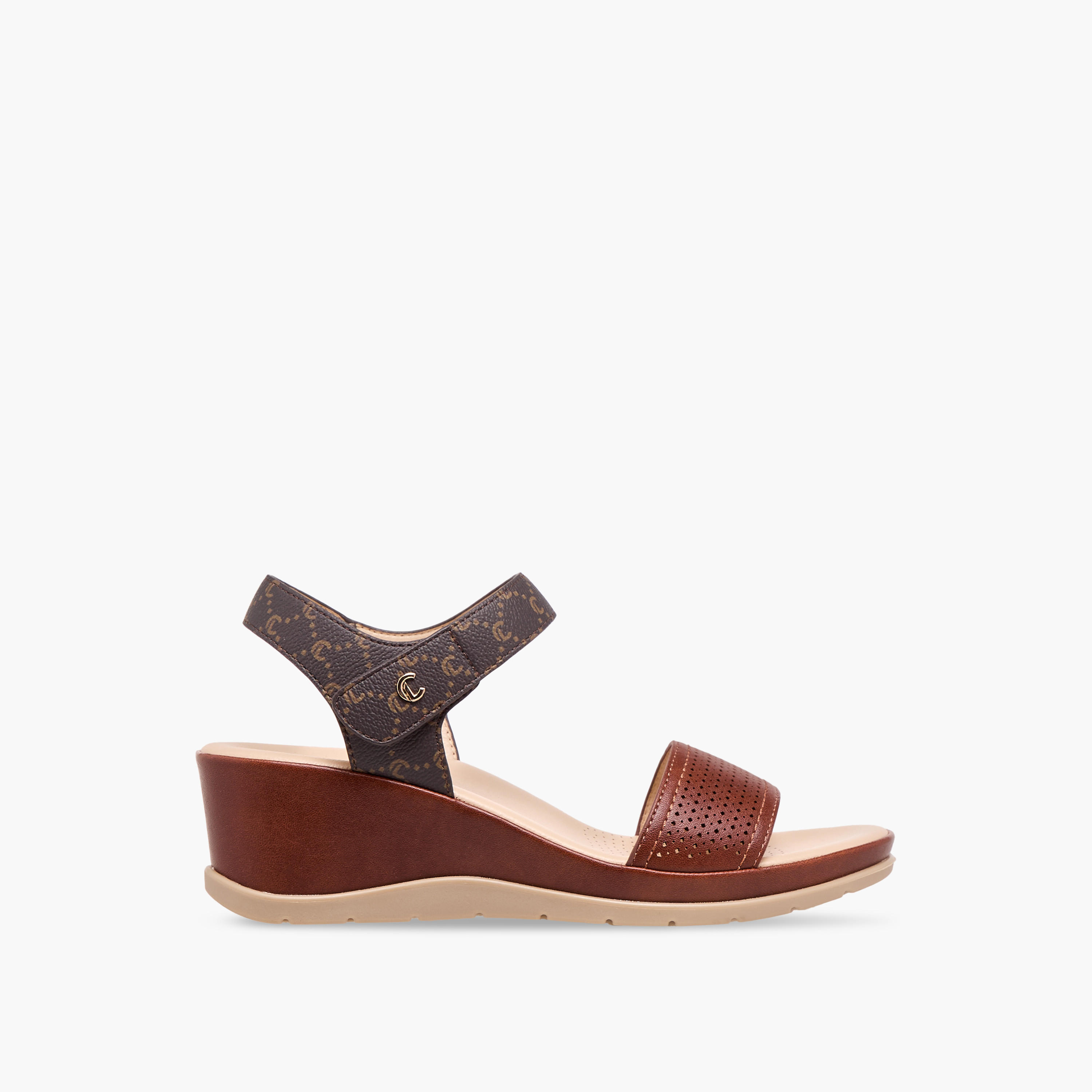 صندل بارز الملمس بكعب ويدج وشريط إغلاق من لو كونفورت-women-shoes-sandals-heeled-image-3