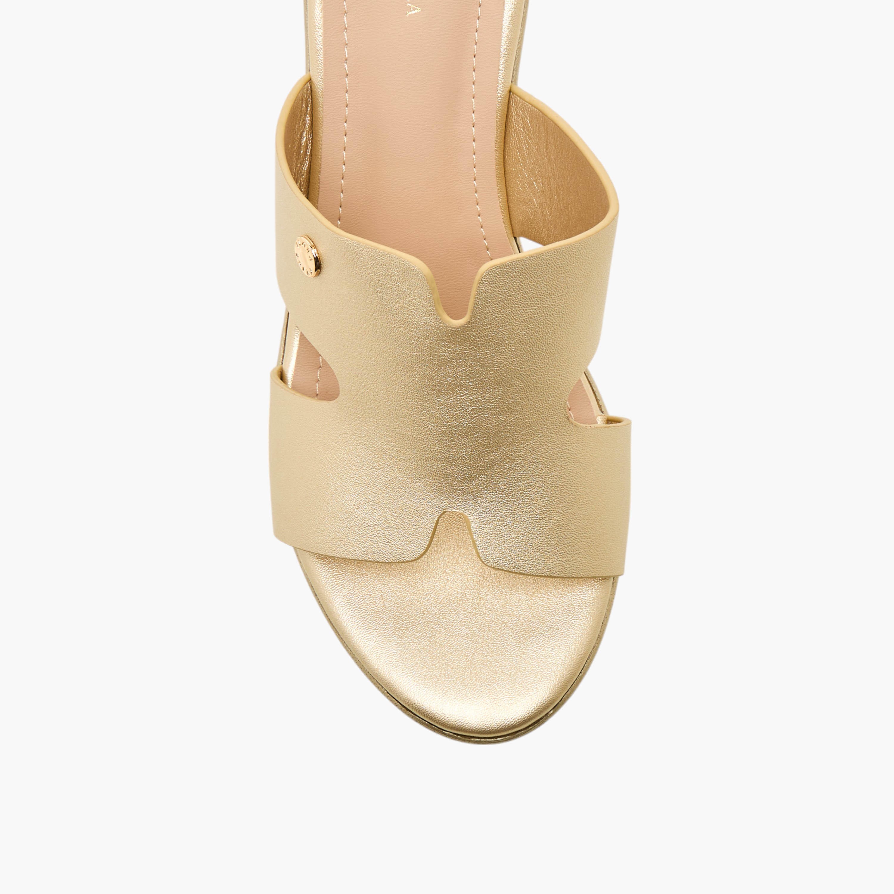 صندل سهل الارتداء بكعب بلاتفورم وتفاصيل مفرغة من فلورا بيلا-women-shoes-sandals-heeled-image-4