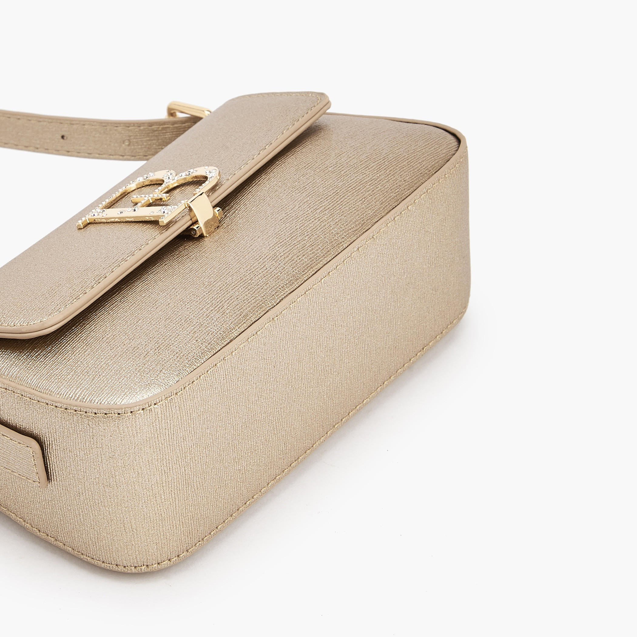 شنطة كروس بودي مزينة بشعار مع حزام قابل للتعديل للنساء من فلورا بيلا-women-bagsandwallets-handbags-image-7