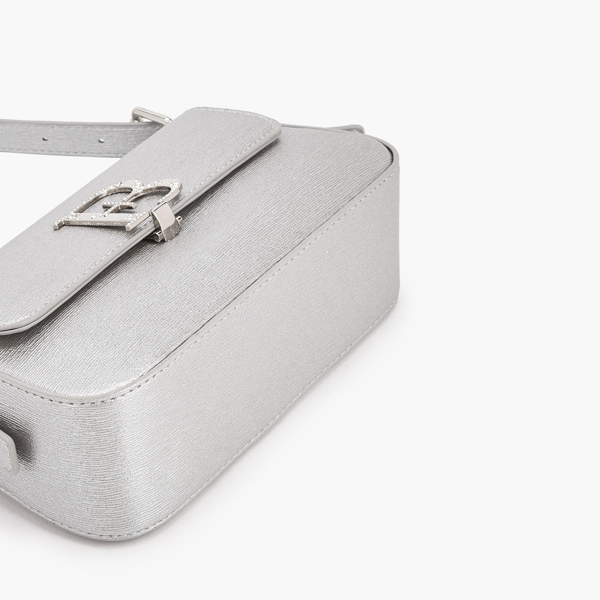 شنطة كروس بودي مزينة بشعار مع حزام قابل للتعديل للنساء من فلورا بيلا-women-bagsandwallets-handbags-image-7