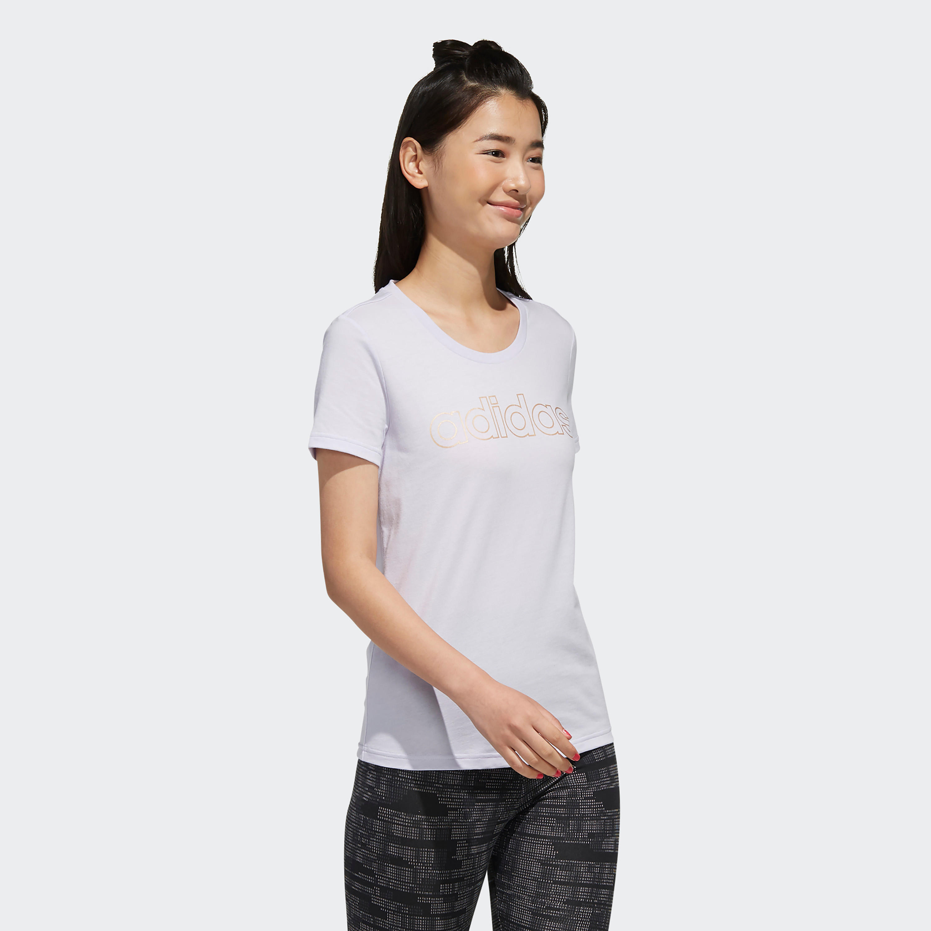 تيشيرت بياقة مستديرة وأكمام قصيرة وطبعات من أديداس-women-clothing-sportswearandactivewear-tshirtsandvests-image-1