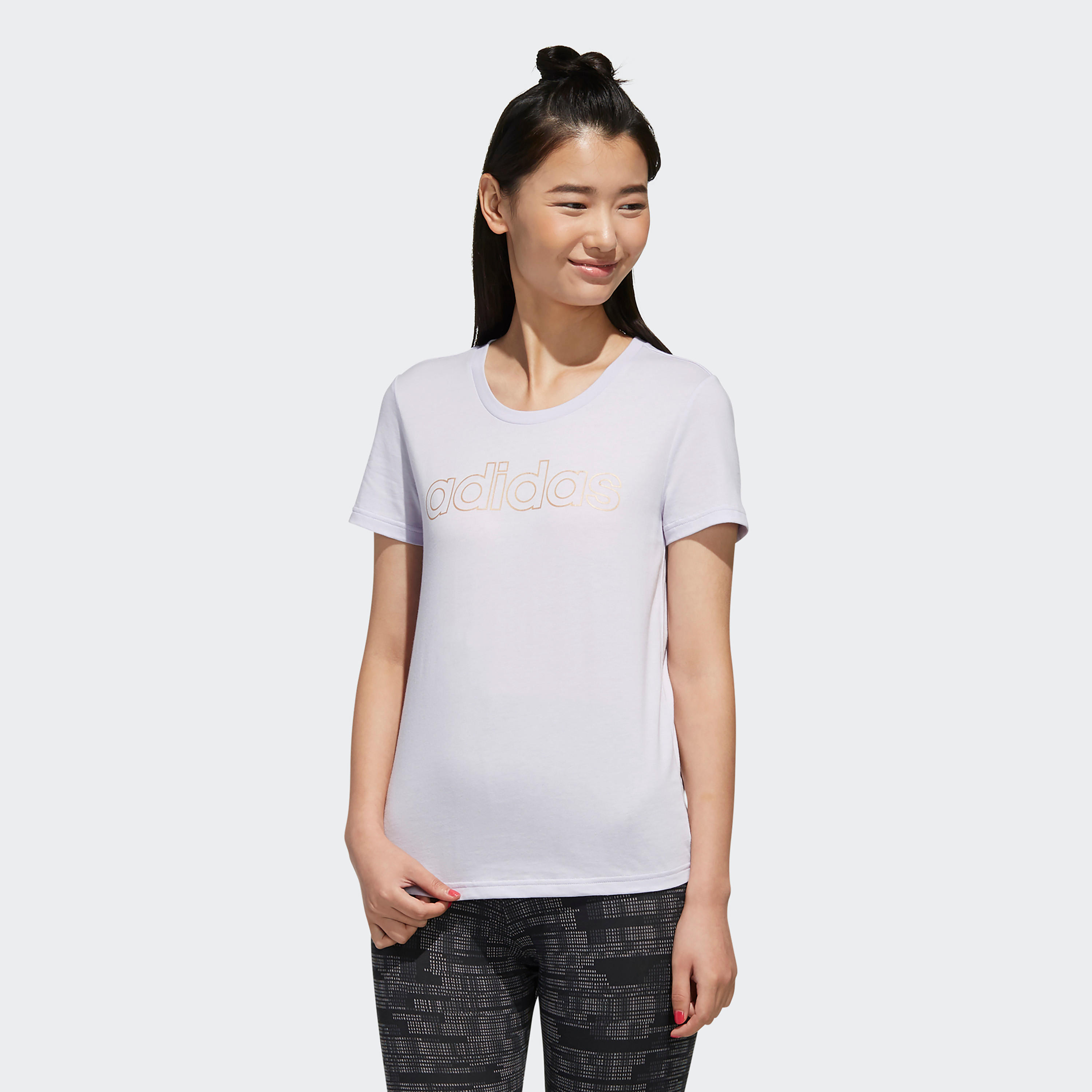 تيشيرت بياقة مستديرة وأكمام قصيرة وطبعات من أديداس-women-clothing-sportswearandactivewear-tshirtsandvests-image-2