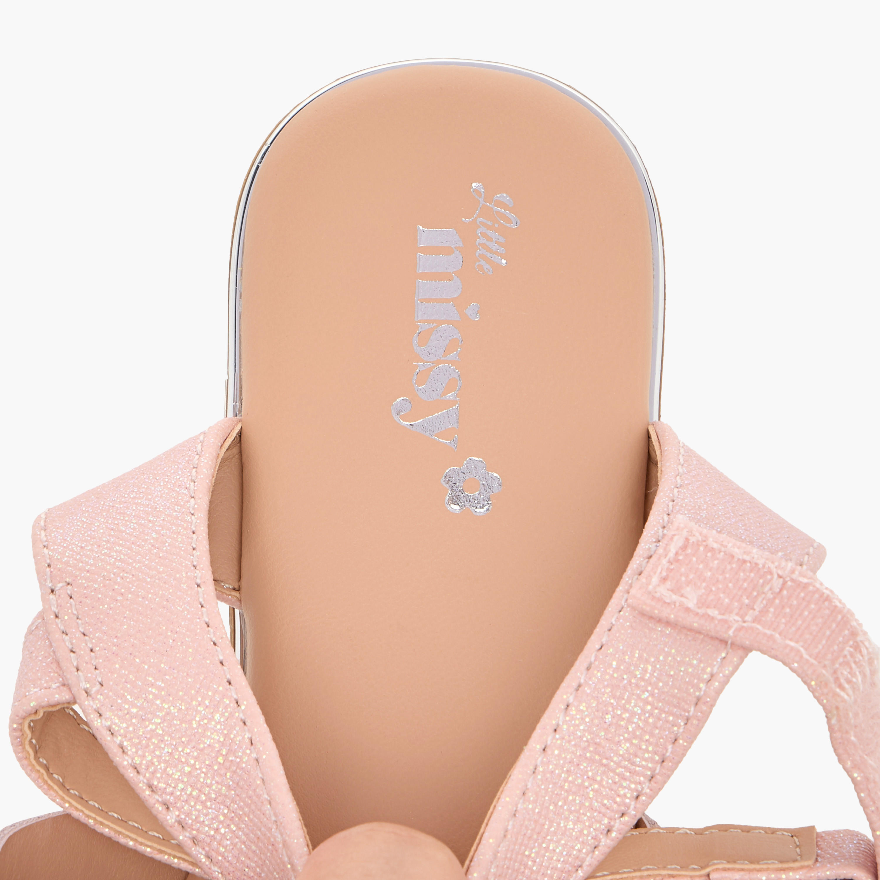 صندل بارز الملمس بحزام متقاطع وشريط إغلاق لاصق من ليتل ميسي-girls-shoes-sandals-image-15