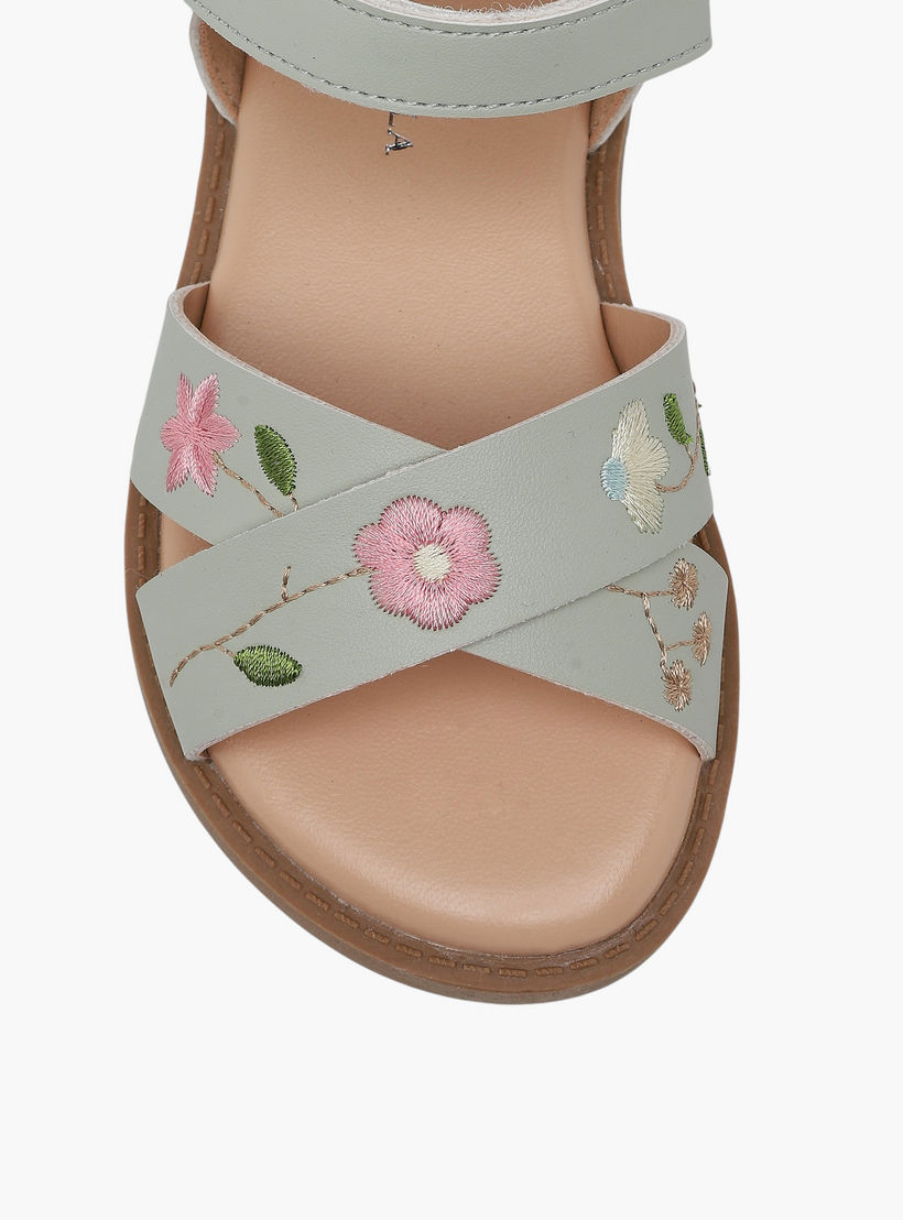 صندل بتطريز أزهار وحزام متقاطع للبنات من فلورا بيلا-girls-shoes-sandals-image-3