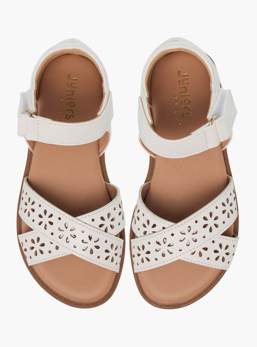 صندل بتفاصيل زهور مفرغة وشريط إغلاق لاصق للبنات من جونيورز-girls-shoes-sandals-image-1