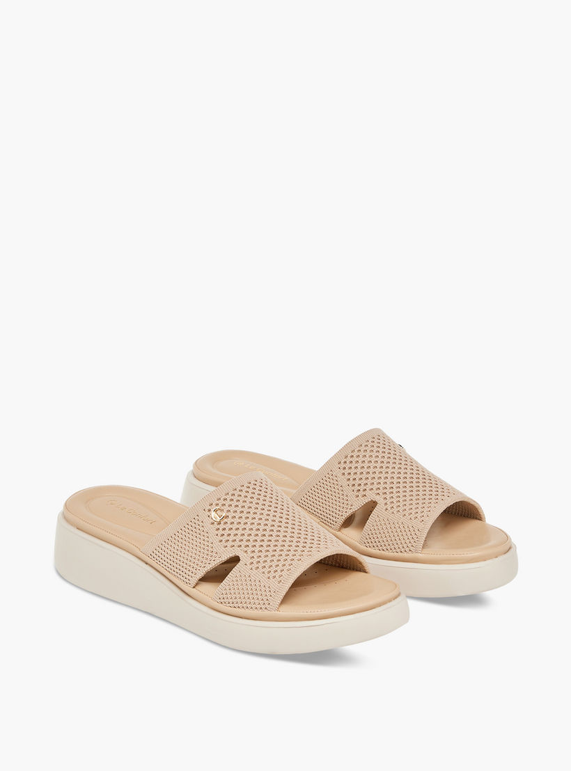 صندل مسطّح مريح سهل الارتداء بتفاصيل مفرغة من لو كونفورت-women-shoes-sandals-heeled-image-1