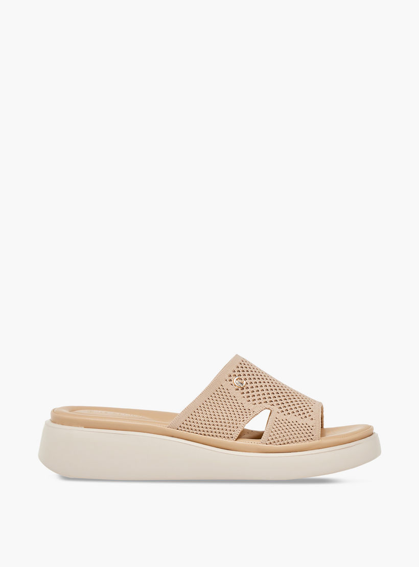 صندل مسطّح مريح سهل الارتداء بتفاصيل مفرغة من لو كونفورت-women-shoes-sandals-heeled-image-3
