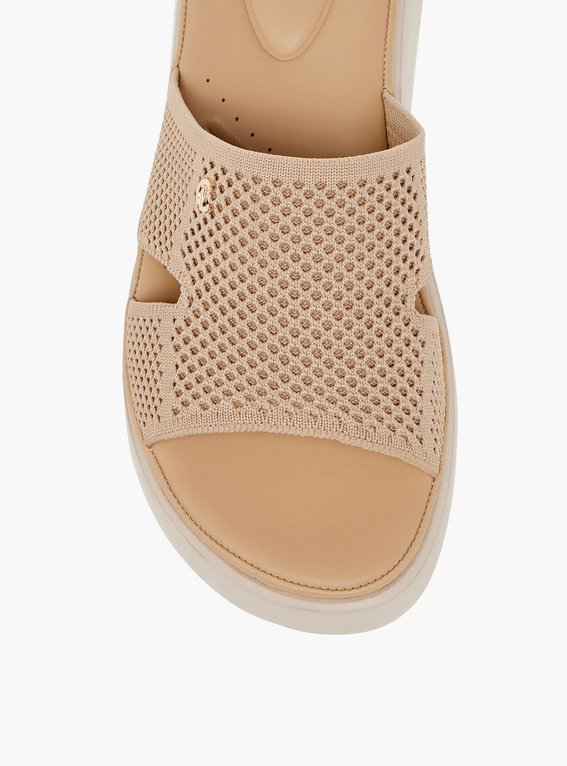 صندل مسطّح مريح سهل الارتداء بتفاصيل مفرغة من لو كونفورت-women-shoes-sandals-heeled-image-4