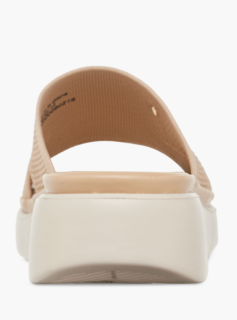 صندل مسطّح مريح سهل الارتداء بتفاصيل مفرغة من لو كونفورت-women-shoes-sandals-heeled-image-5