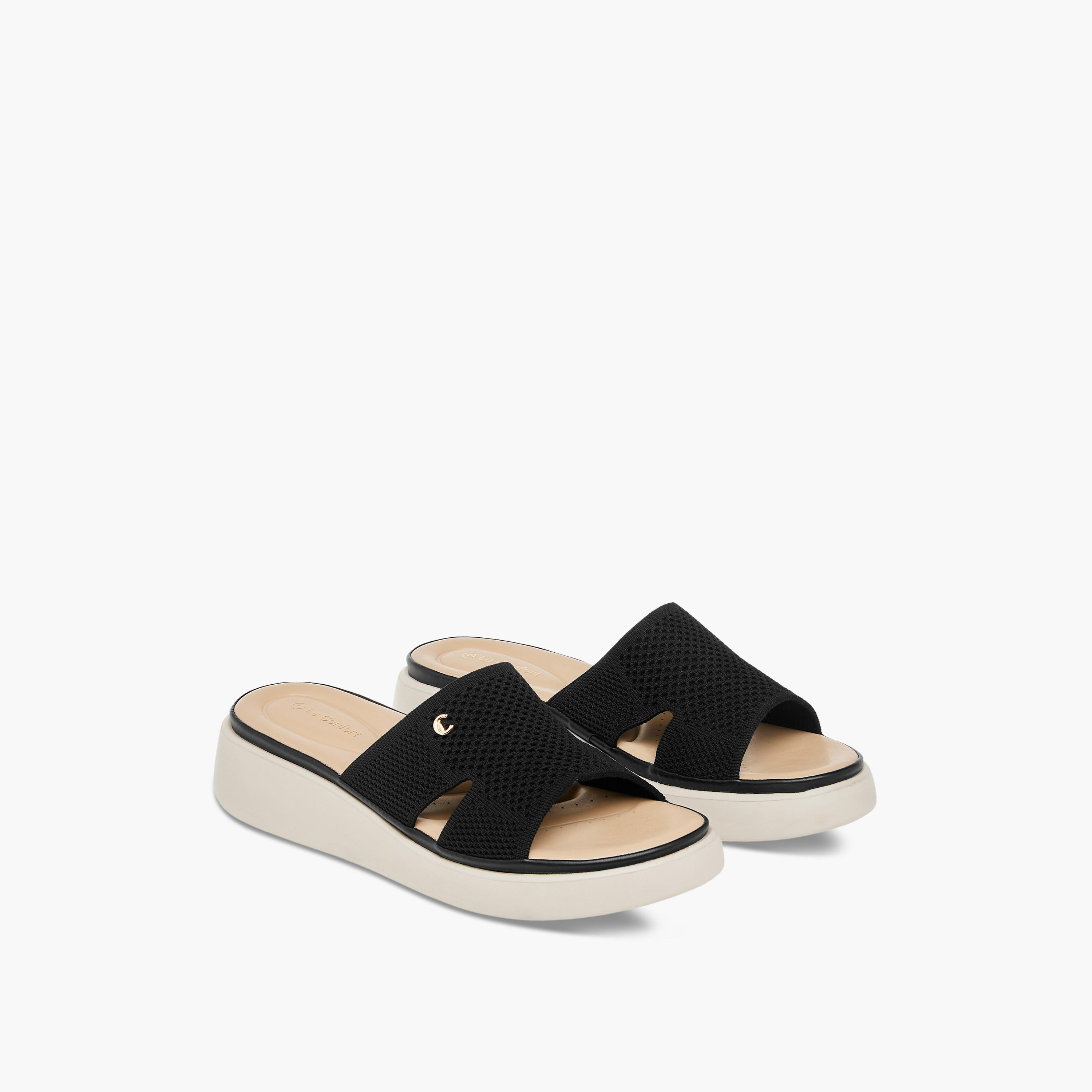 صندل مسطّح مريح سهل الارتداء بتفاصيل مفرغة من لو كونفورت-women-shoes-sandals-heeled-image-1