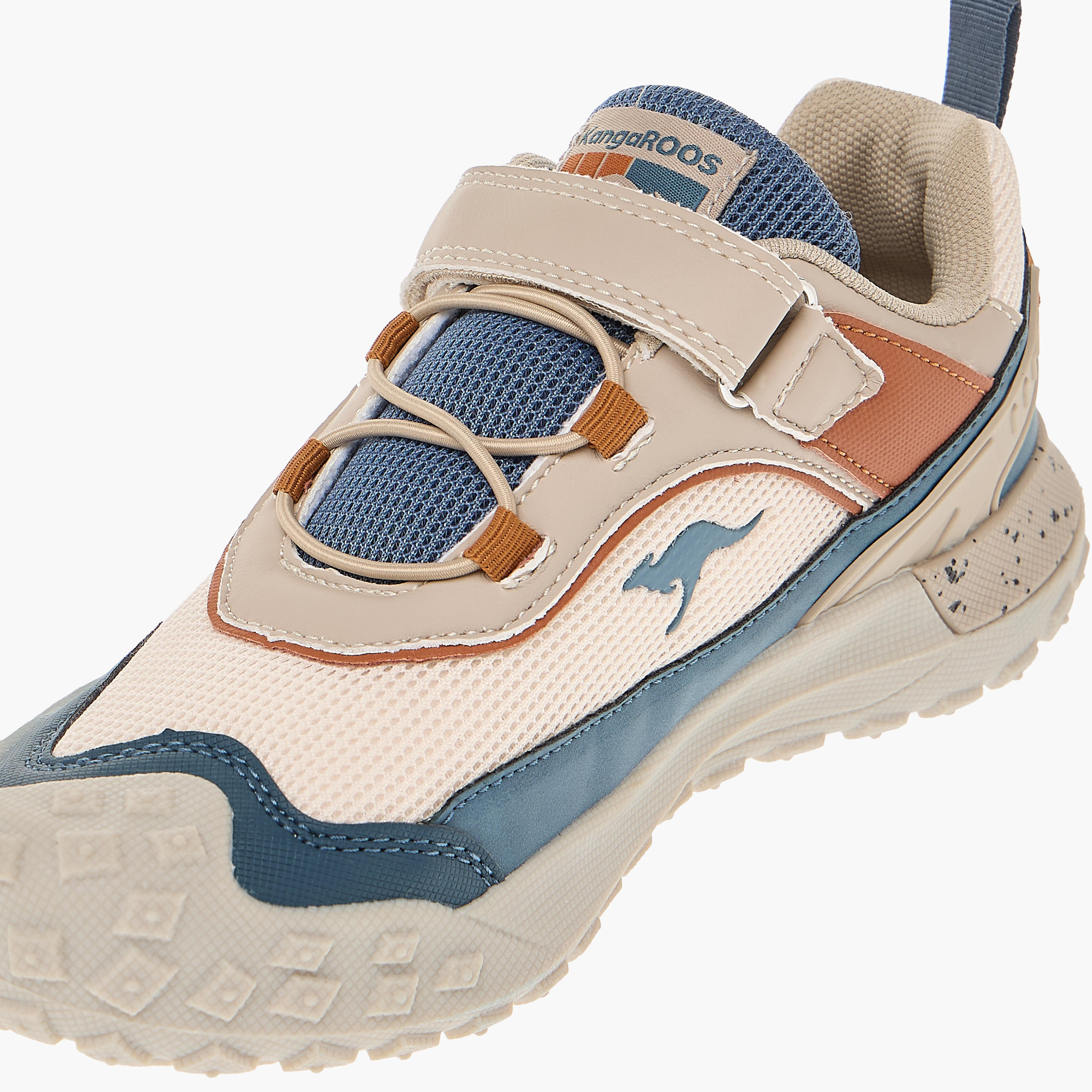حذاء رياضي بشريط إغلاق وشعار للأولاد من كانجاروس-boys-shoes-sneakers-image-4