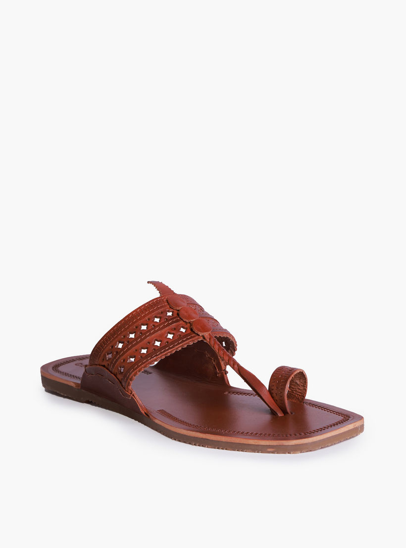 صندل جلد بتفاصيل مثقبة للنساء من سيليست-women-shoes-flats-sandals-image-2