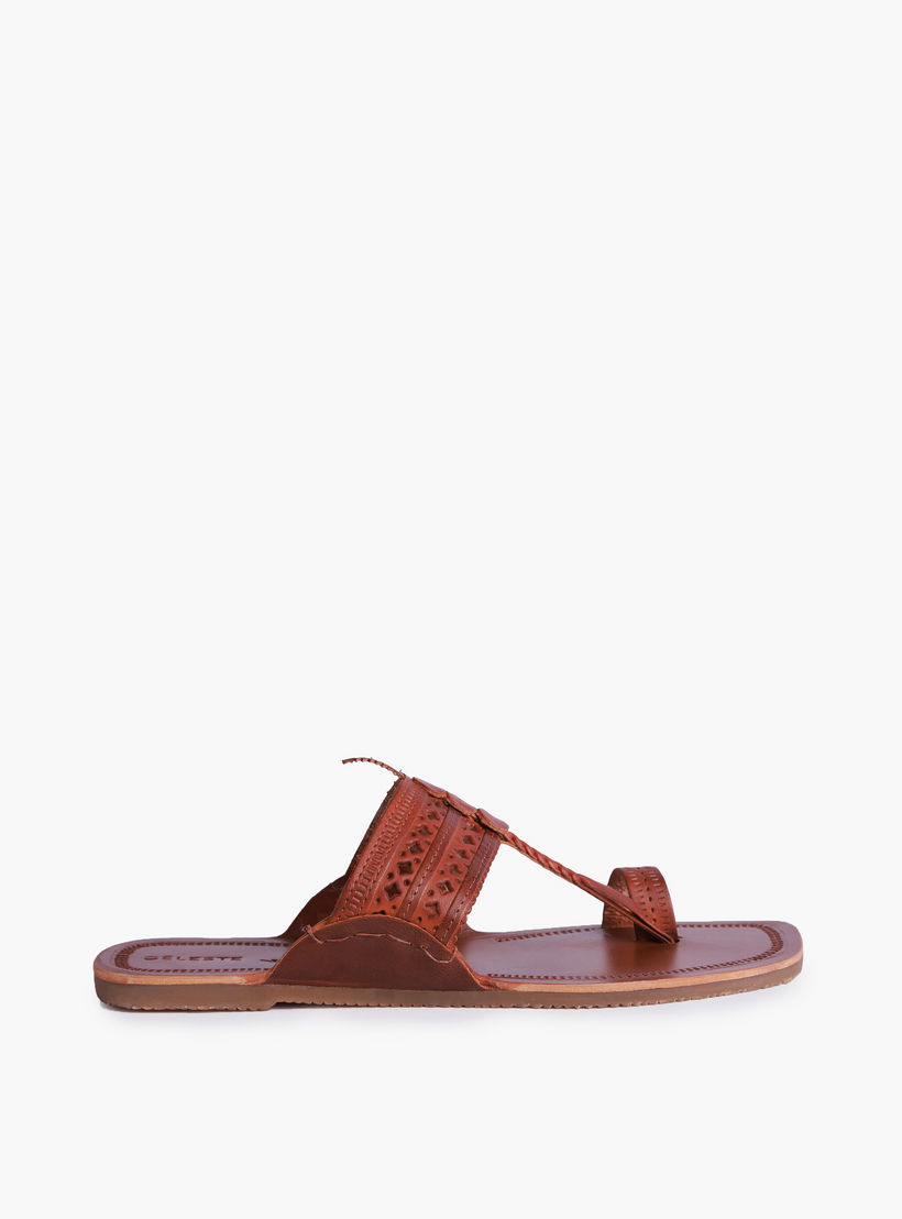 صندل جلد بتفاصيل مثقبة للنساء من سيليست-women-shoes-flats-sandals-image-3