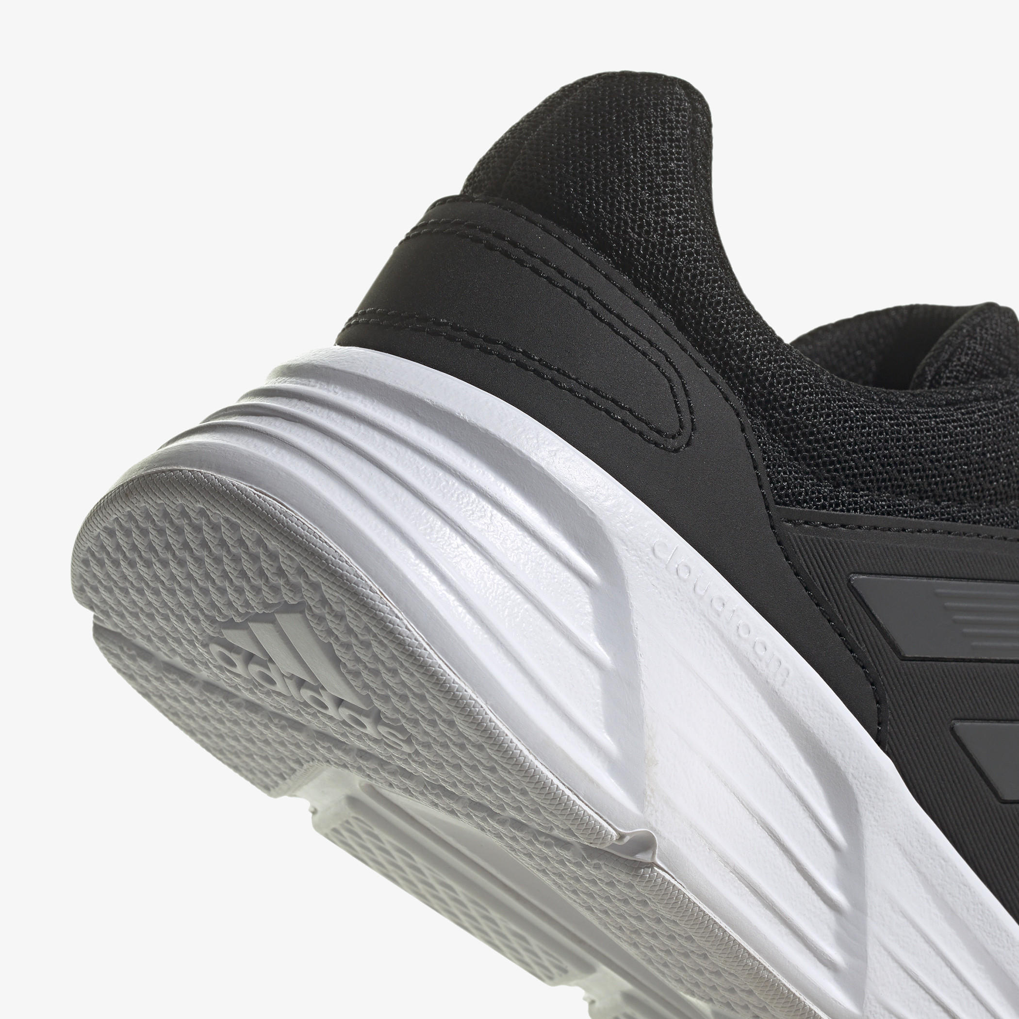 حذاء رياضي للرجال برباط إغلاق ونقوش شعار من أديداس - GALAXY 6 OM-sports-men-shoes-image-8