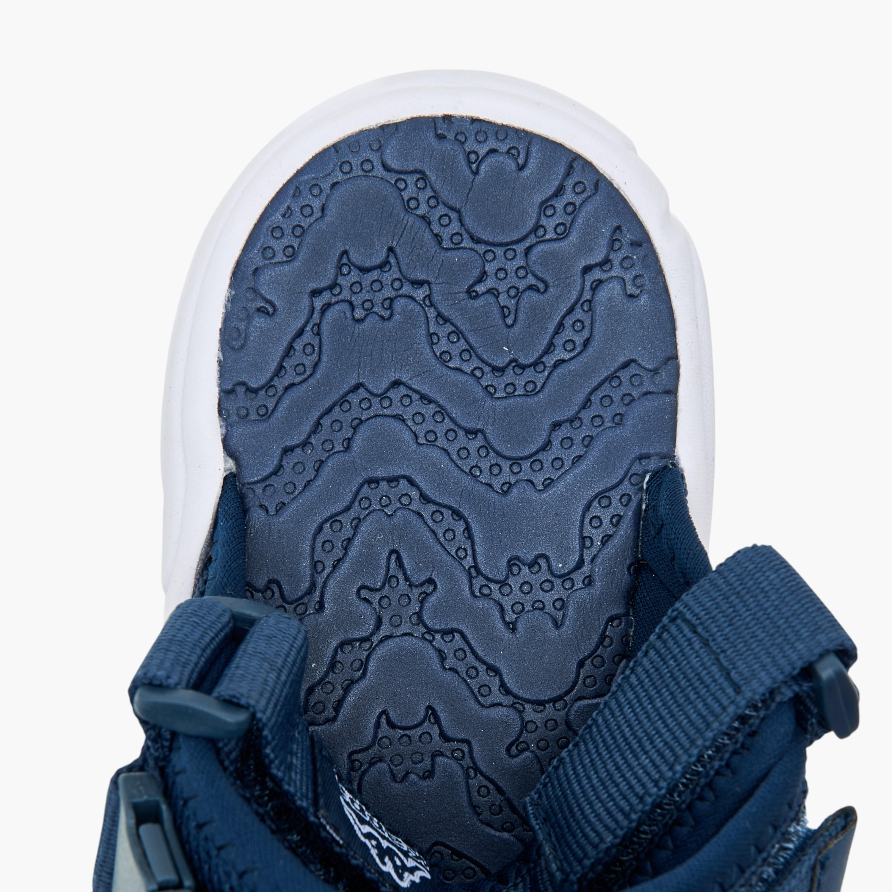 صندل مسطح بطبعات شعار وشريط إغلاق للأولاد من كابا-boys-shoes-sandals-image-5