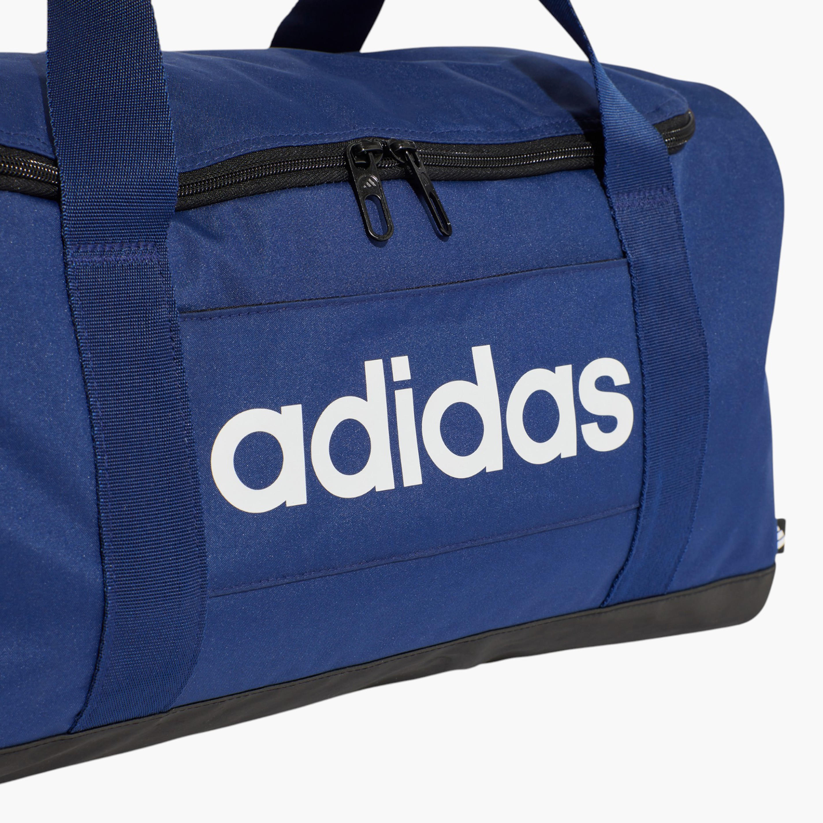 حقيبة لوجو برينت دافل مع سحاب إغلاق ومقبض مزدوج من أديداس - IN6111-men-bags-image-4