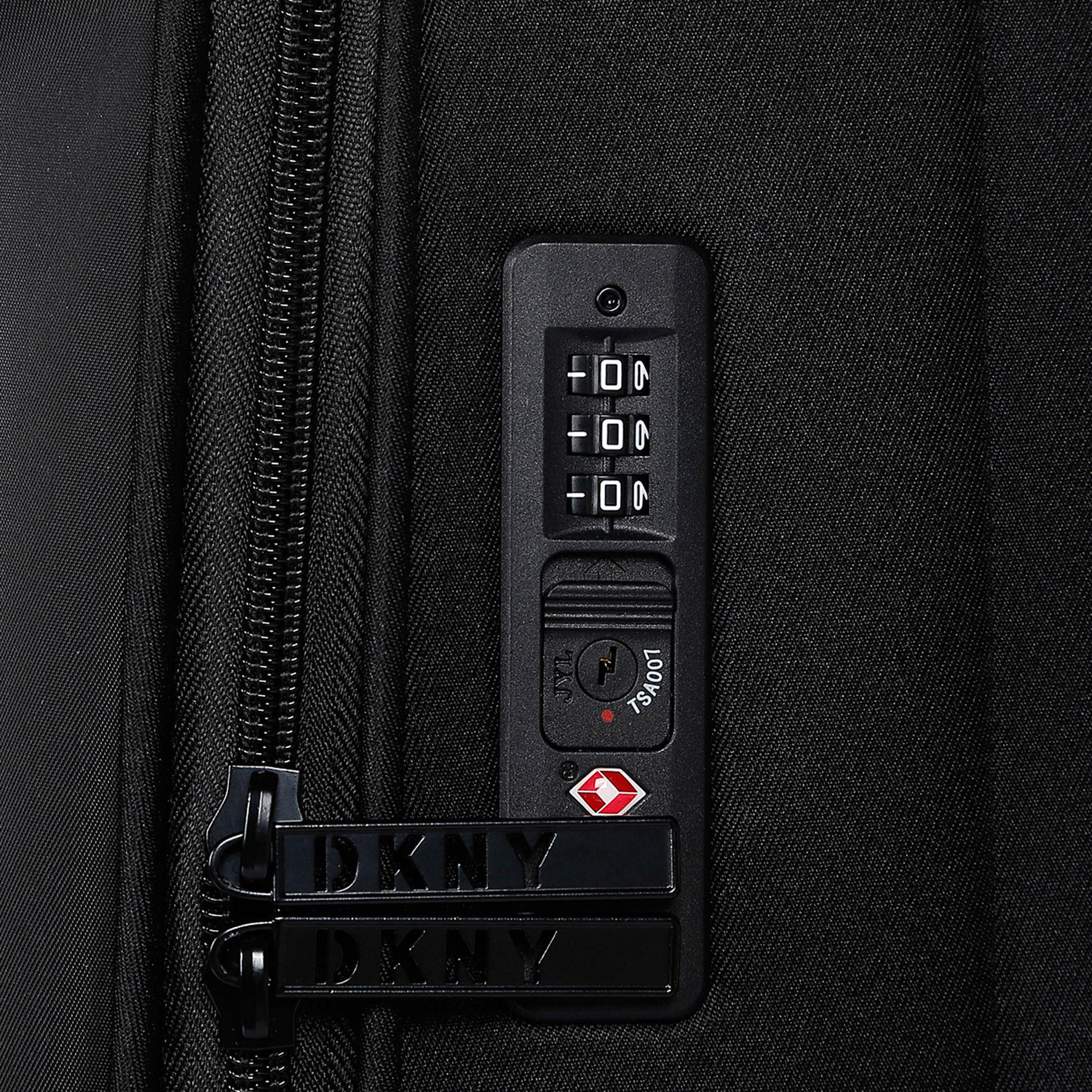 شنطة ترولي ليّنة بـ4 عجلات بمقبض قابل للسحب من دي كي إن واي-travel-luggagesandbags-luggage-image-5