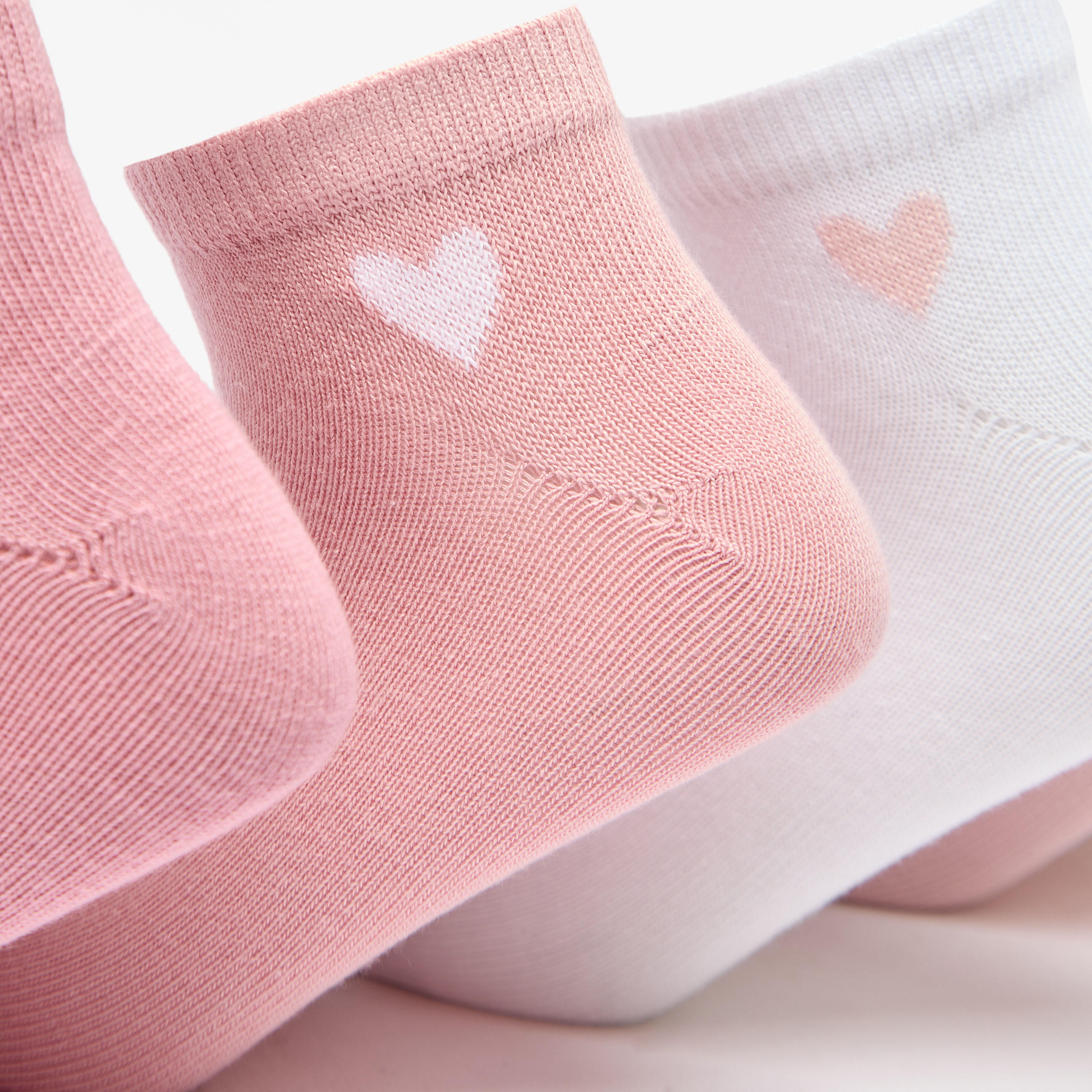 طقم جوارب 5 أزواج بطول الكاحل وطبعات قلب من ليتل ميسي-girls-accessories-socks-image-2