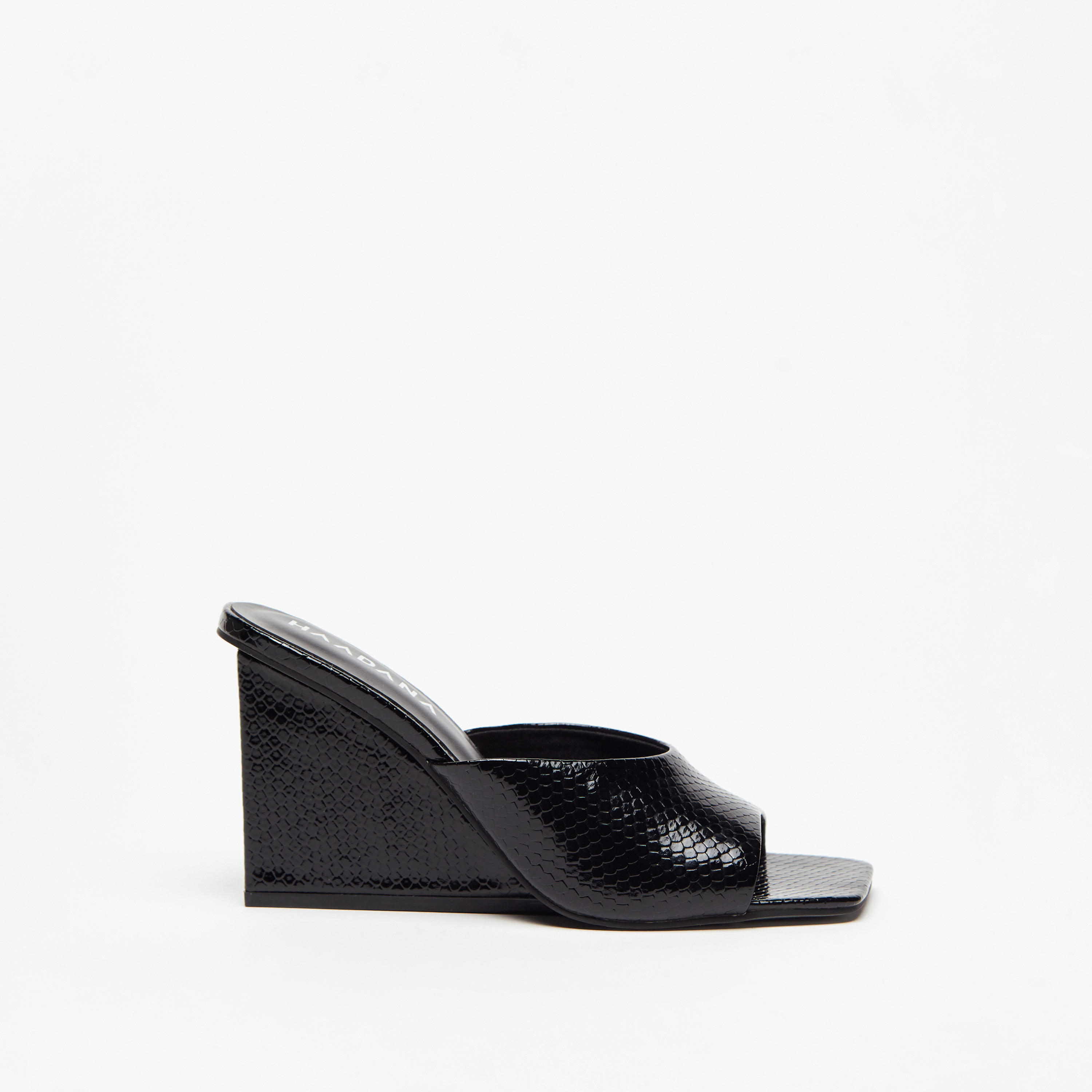 صندل بارز الملمس سهل الارتداء بمقدمة مربعة وكعب ويدج من هادانا-women-shoes-heels-image-1