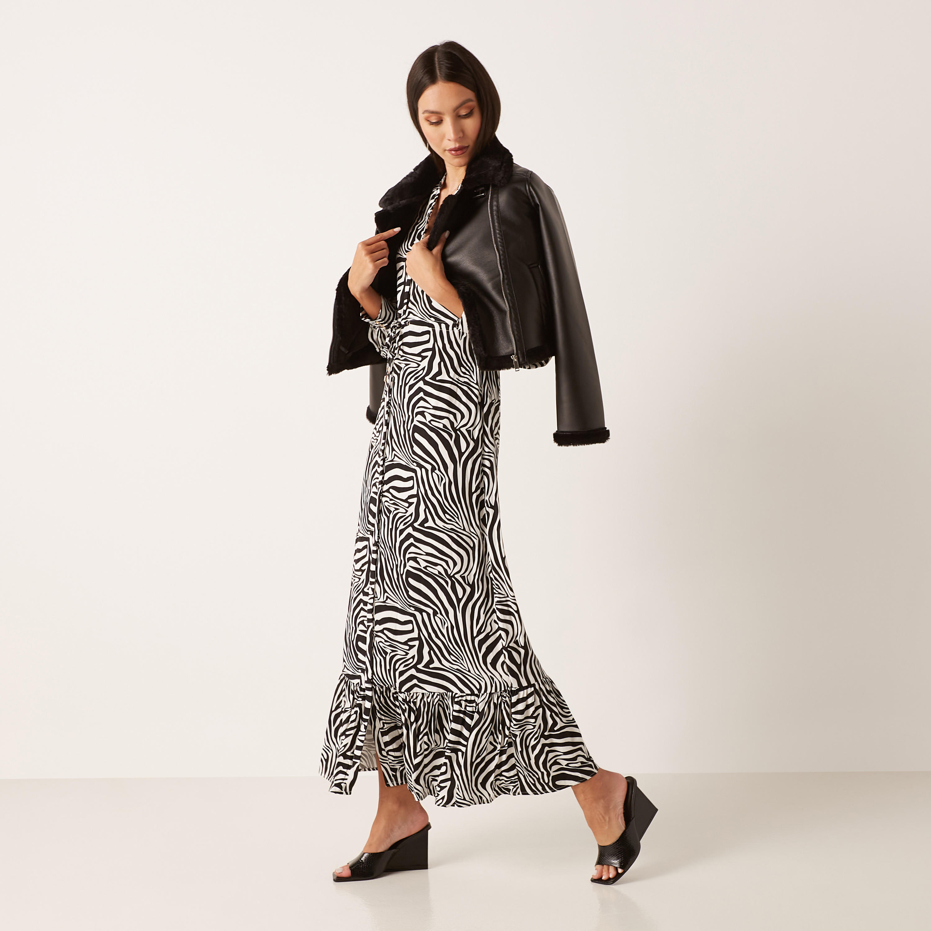 صندل بارز الملمس سهل الارتداء بمقدمة مربعة وكعب ويدج من هادانا-women-shoes-heels-image-5