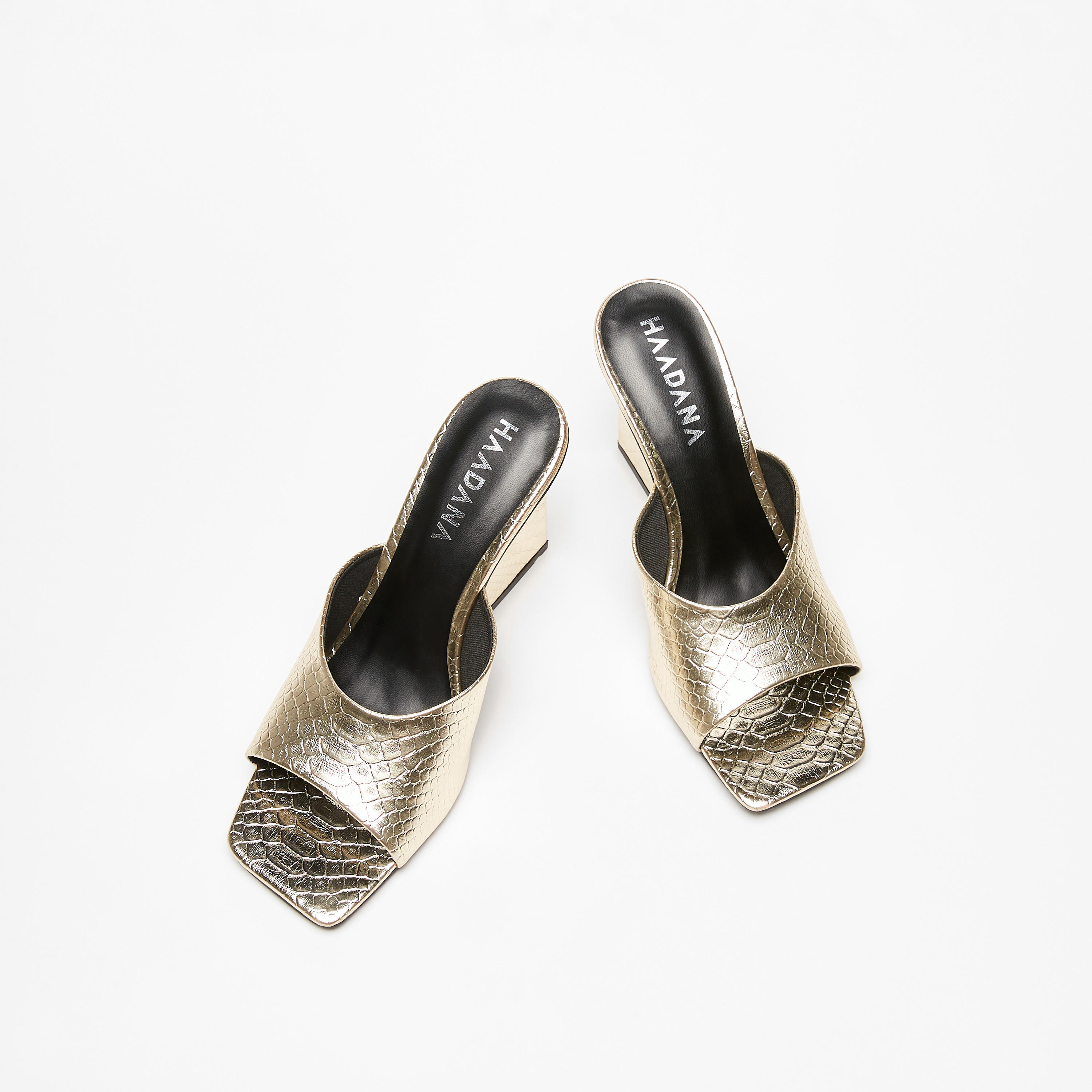 صندل بارز الملمس سهل الارتداء بمقدمة مربعة وكعب ويدج من هادانا-women-shoes-heels-image-9