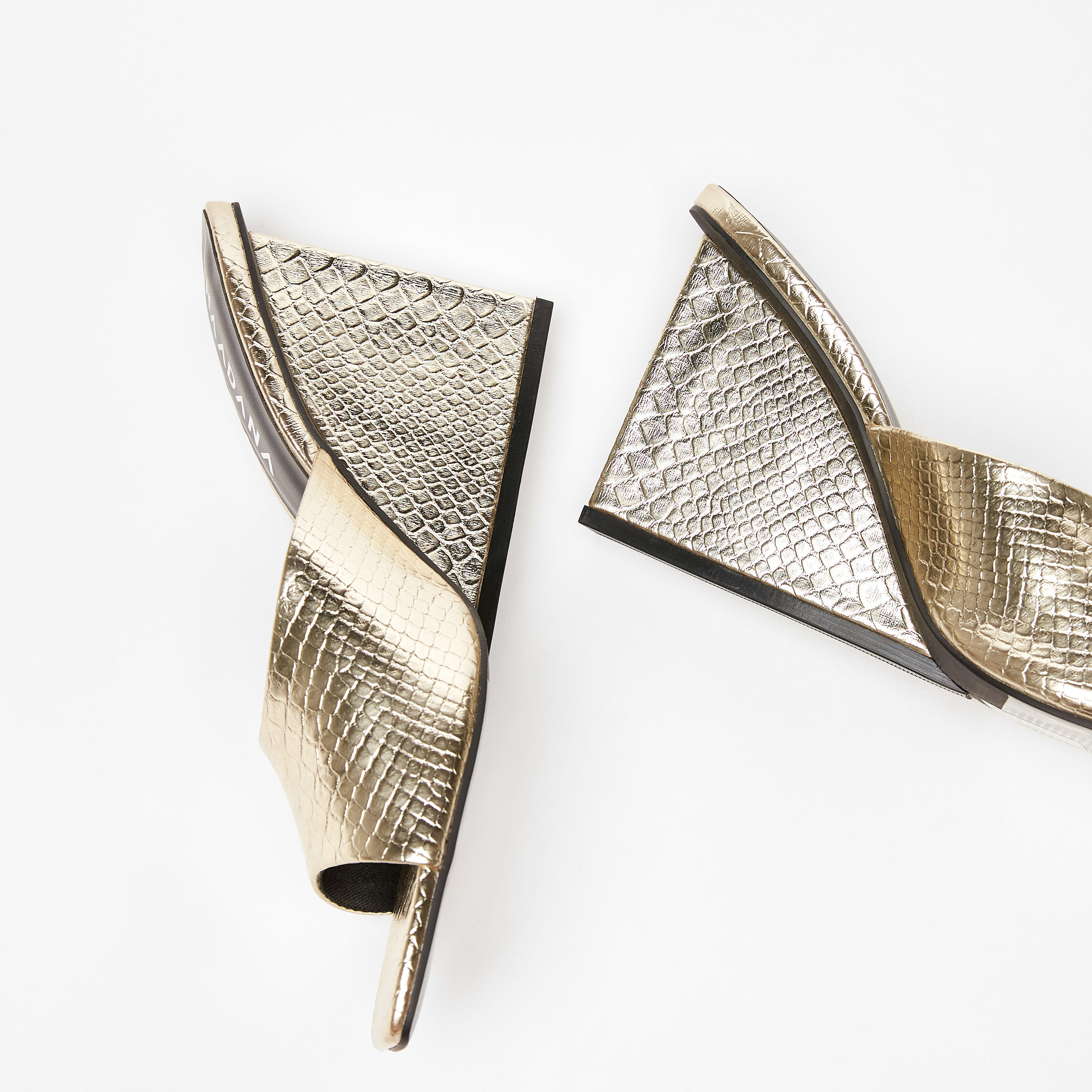 صندل بارز الملمس سهل الارتداء بمقدمة مربعة وكعب ويدج من هادانا-women-shoes-heels-image-10